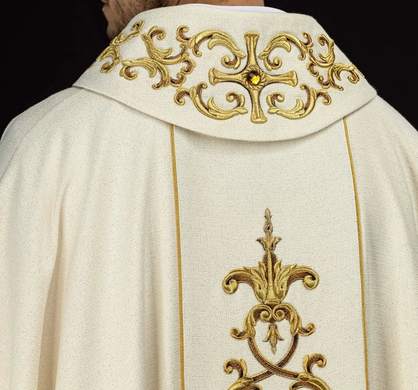 Chasuble richement brodée avec Notre-Dame du Rosaire