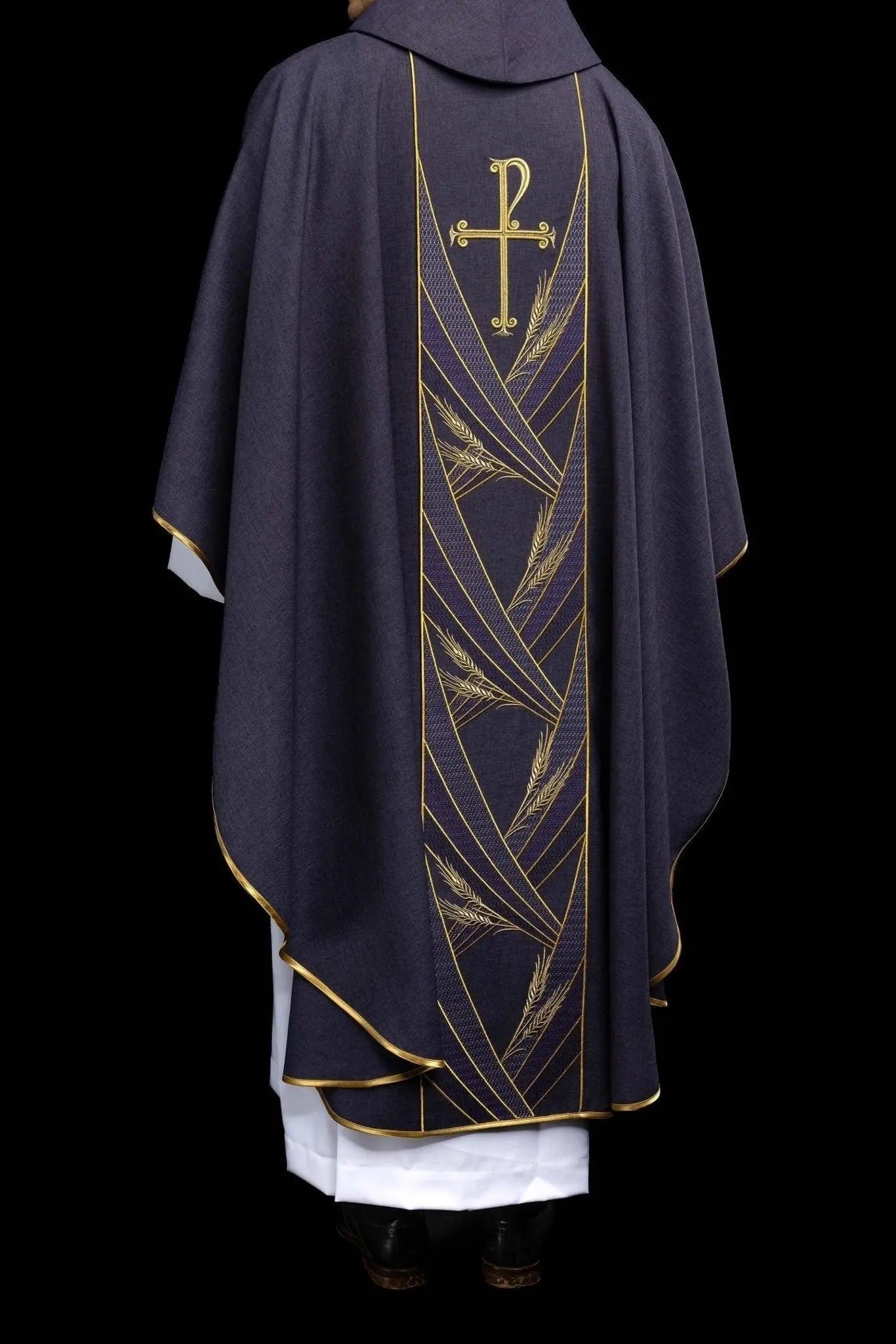 Chasuble violette avec bande PAX brodée