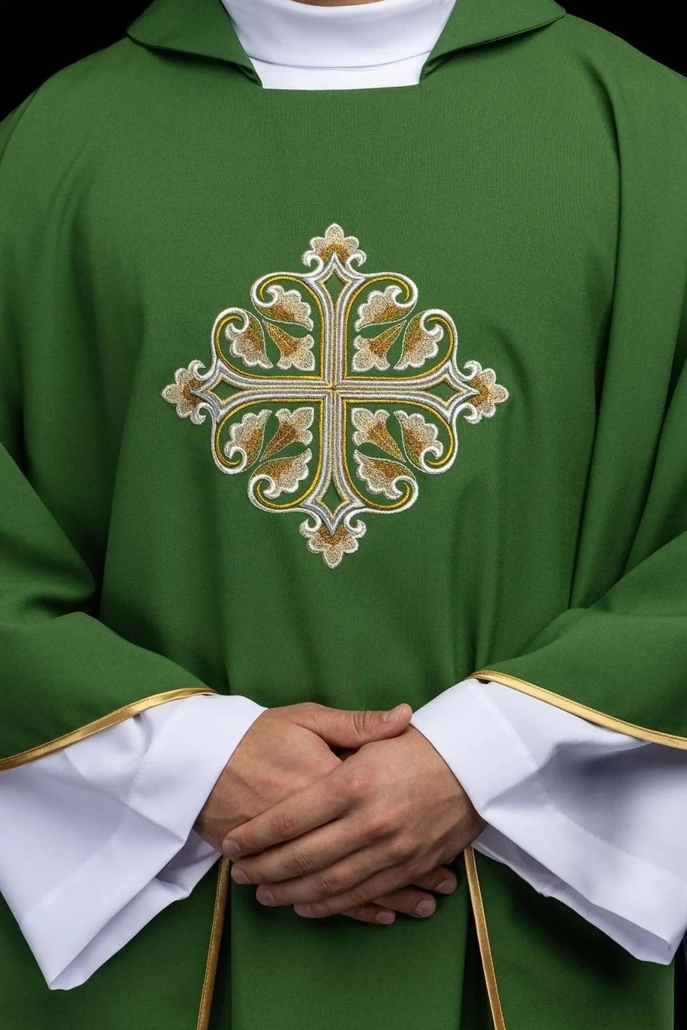 Chasuble verte brodée avec Croix ornementale et large col