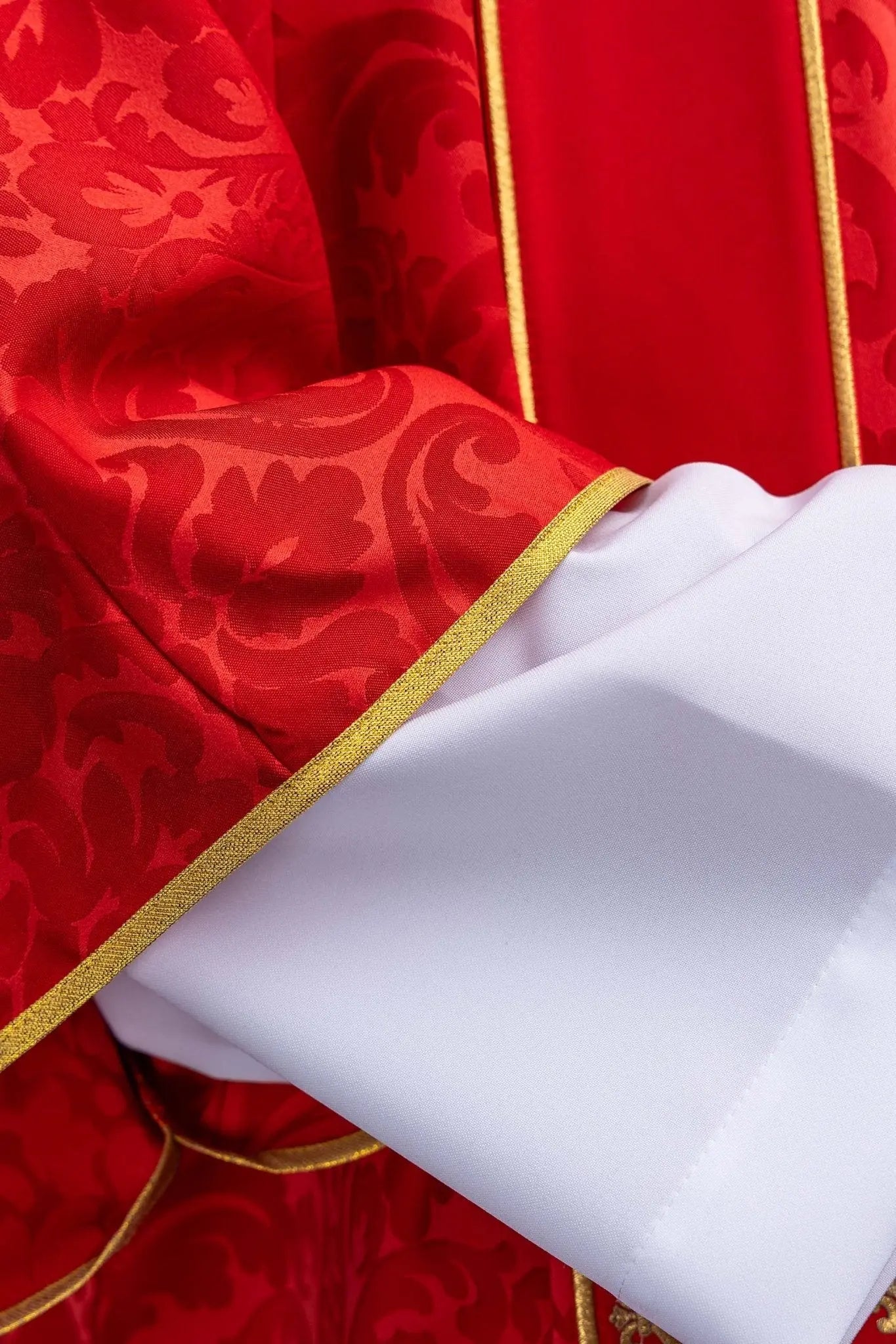 Dalmatique jacquard rouge avec broderie de Croix dorée