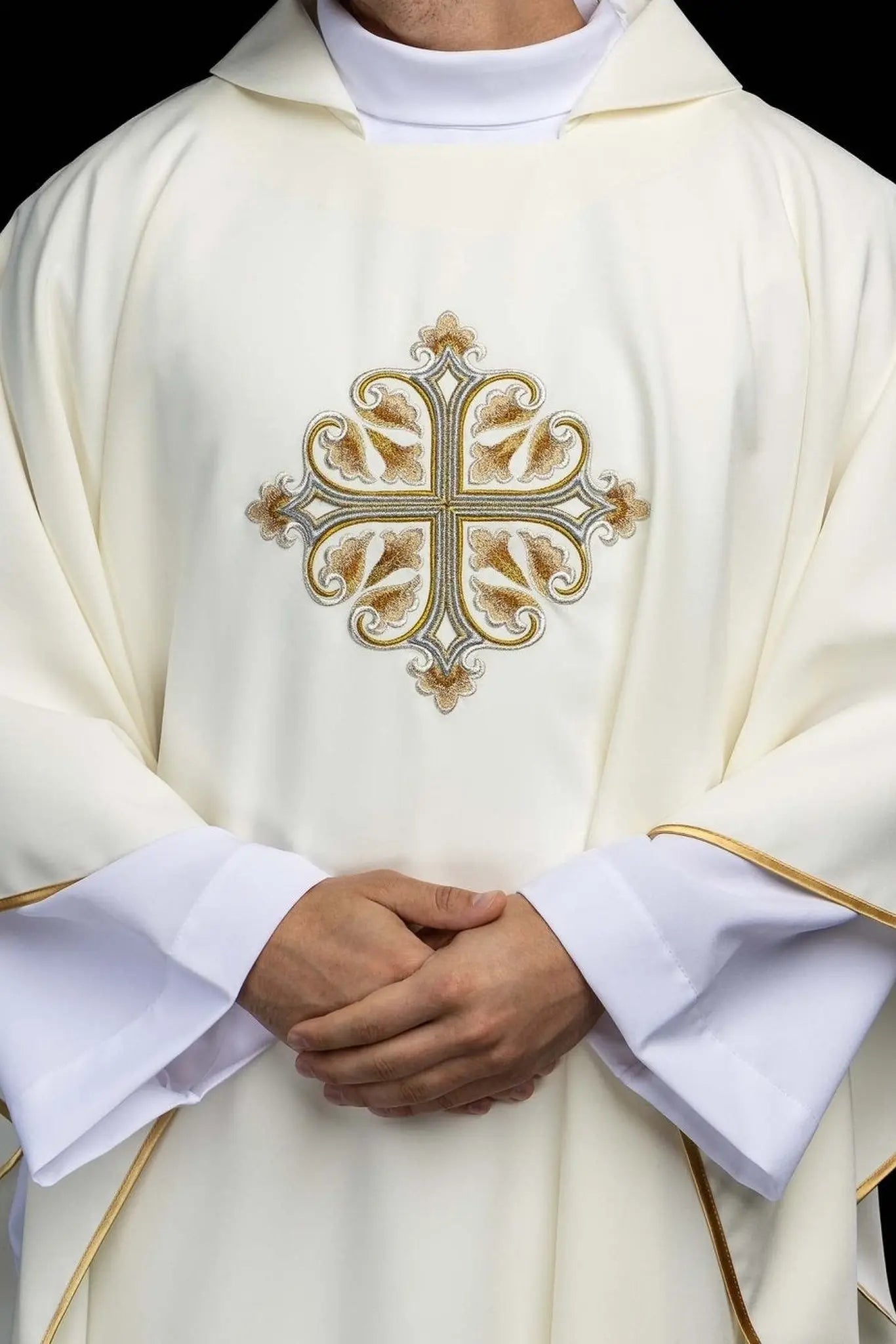 Chasuble écrue brodée avec Croix ornementale et large col