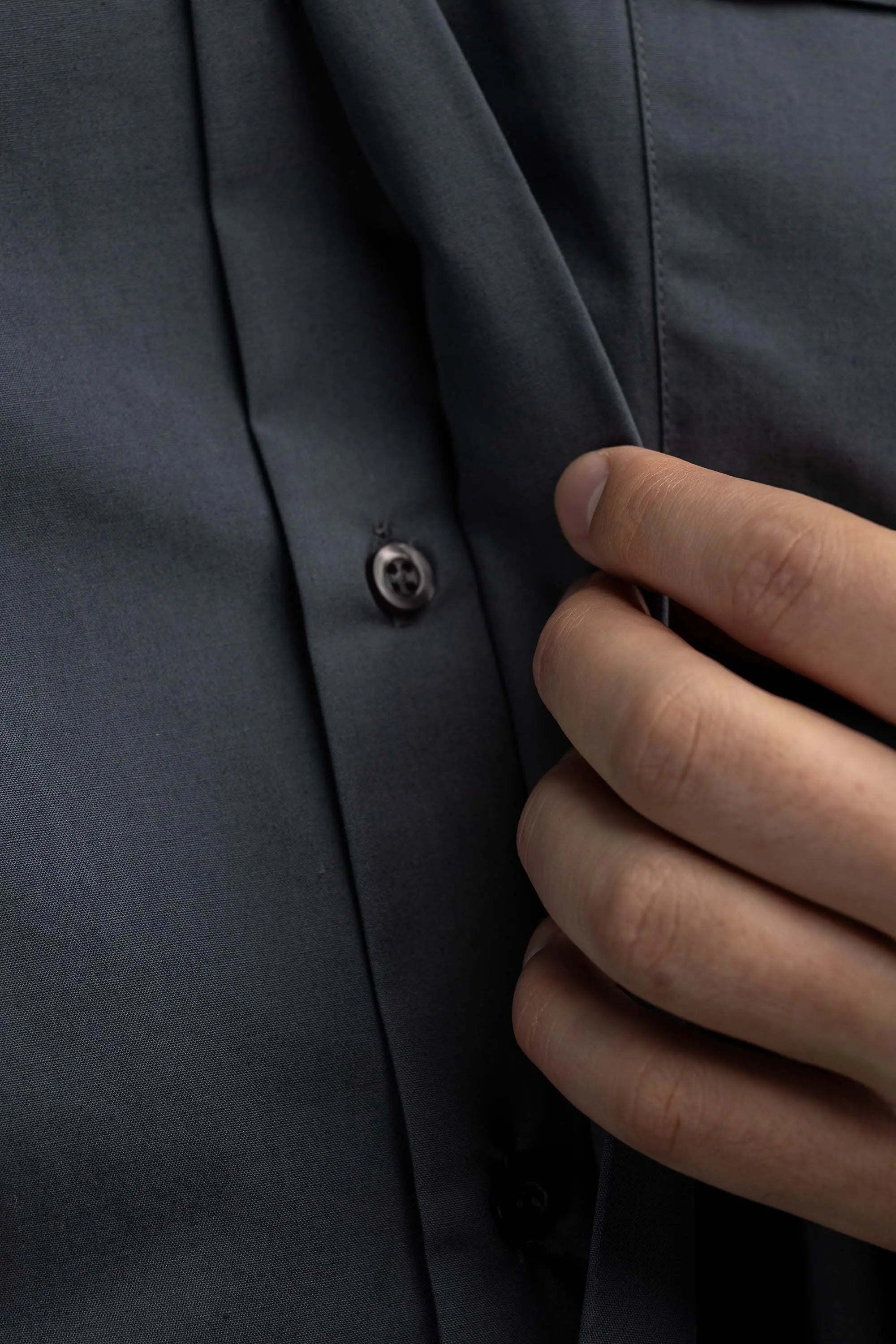 Chemise ecclésiastique gris foncé à manches longues avec patte de col