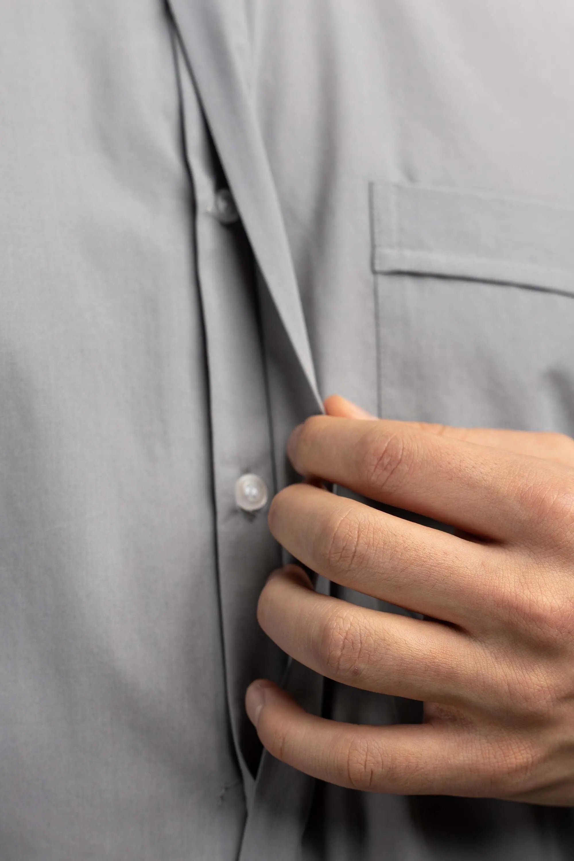 Chemise ecclésiastique romaine gris clair à manches longues avec patte de col