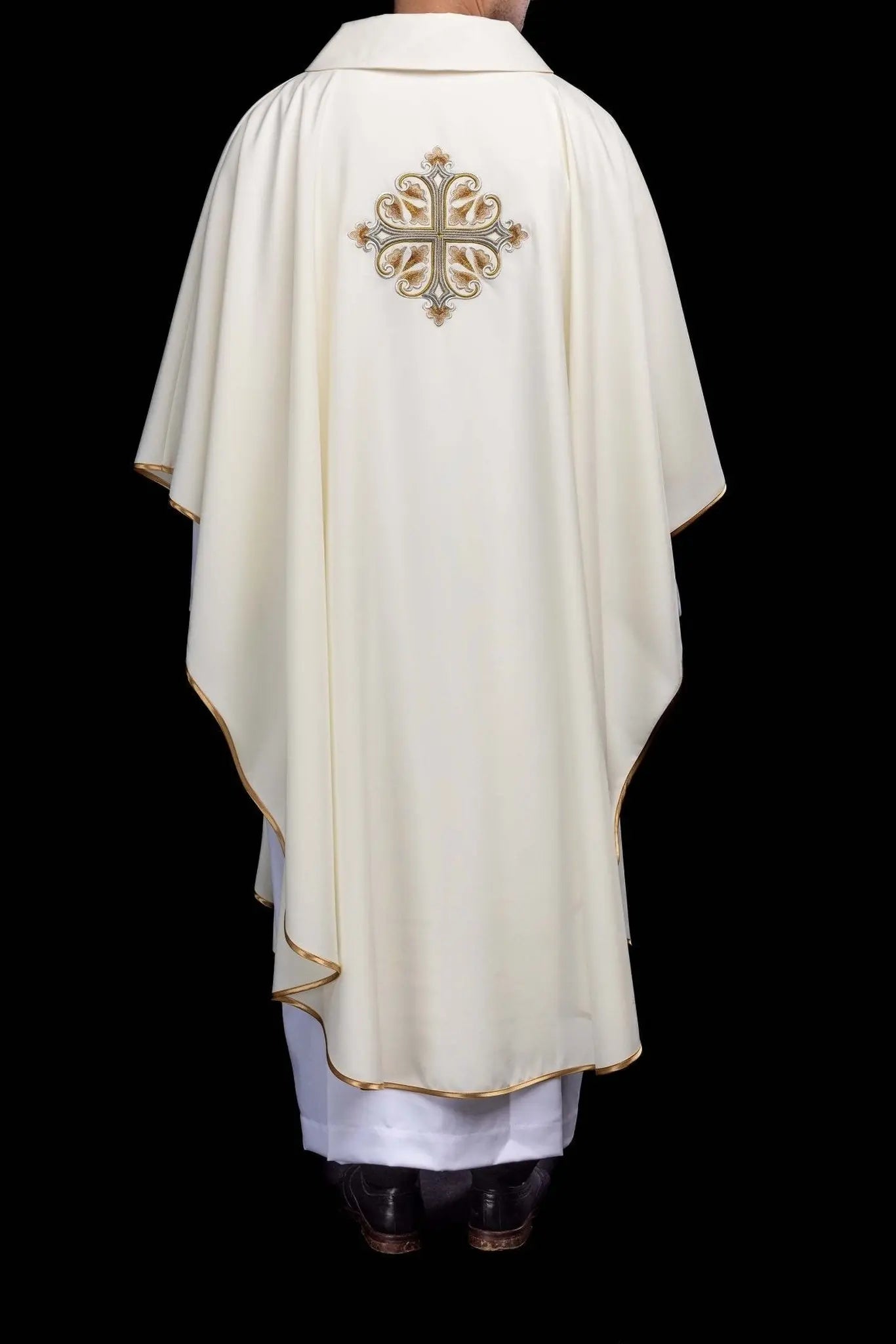 Chasuble écrue brodée avec Croix ornementale et large col