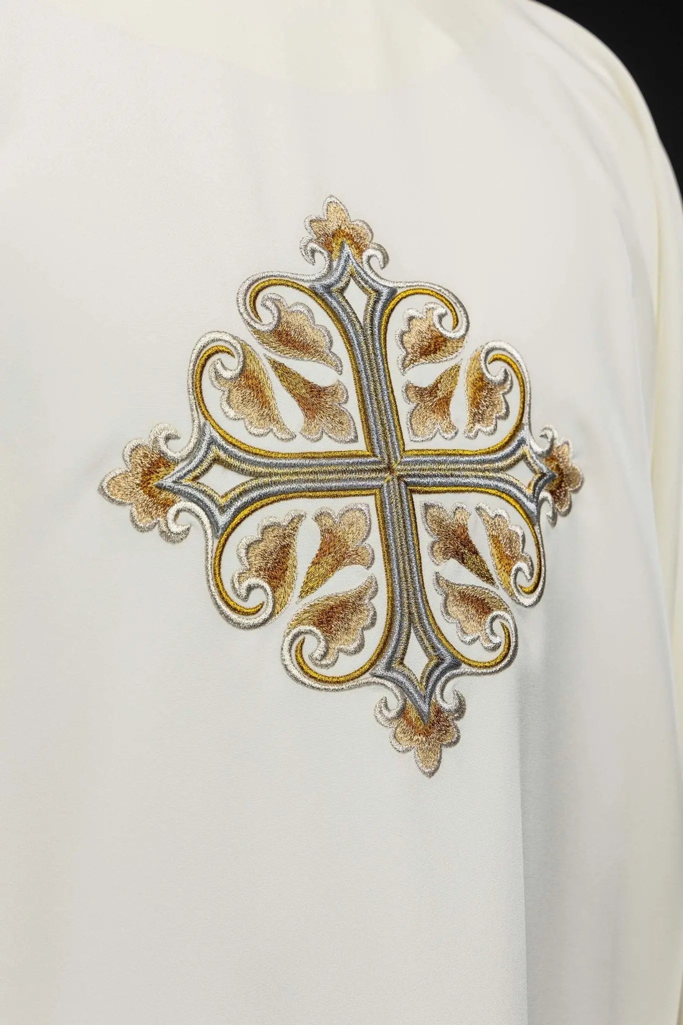 Chasuble écrue brodée avec Croix ornementale et large col