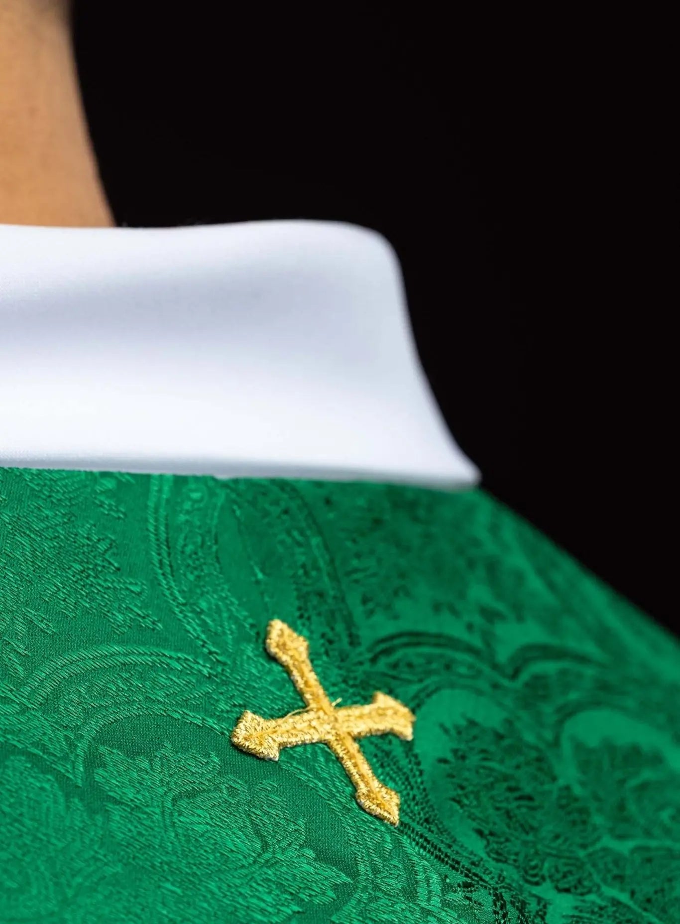 Étole jacquard verte avec Croix brodée
