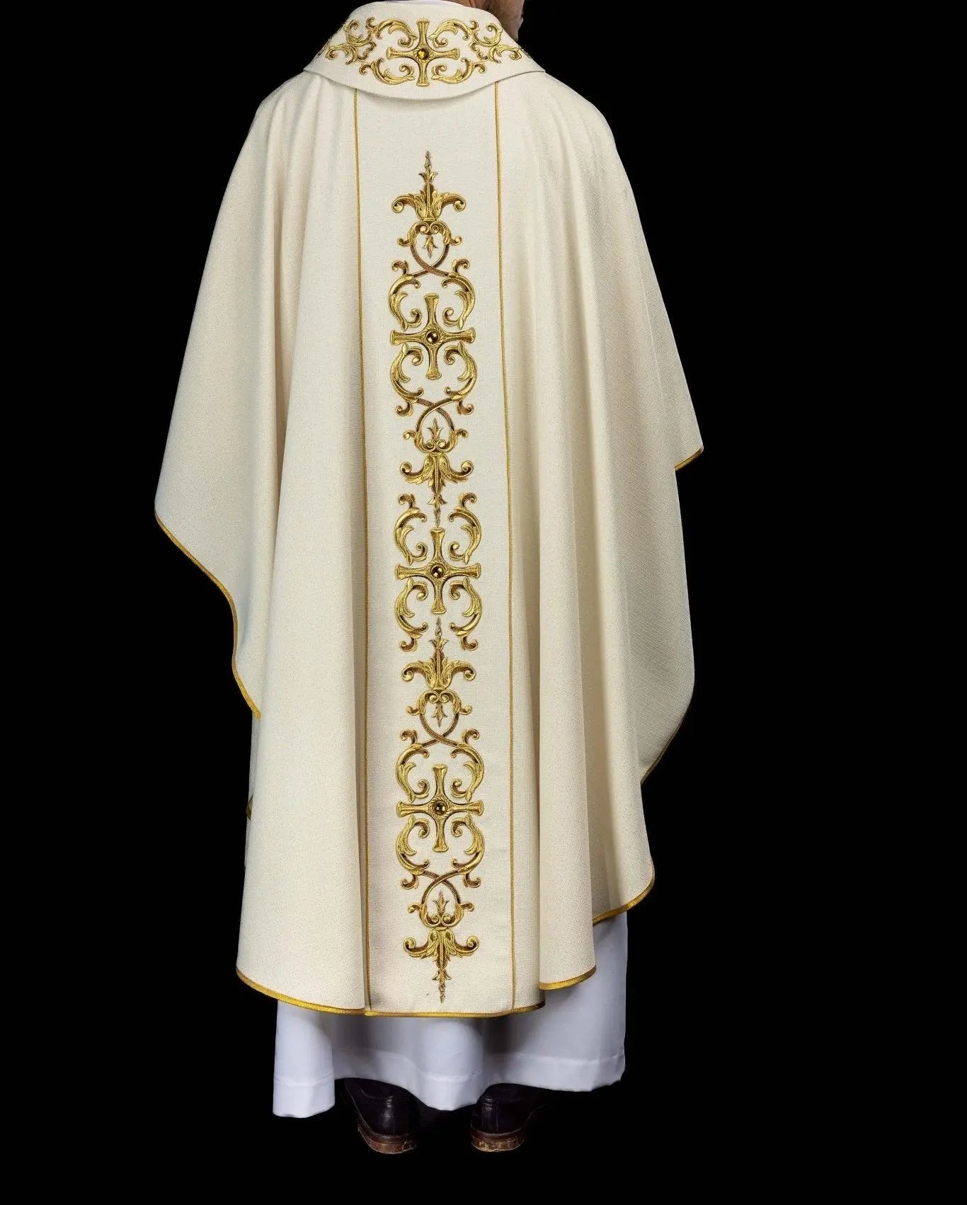 Chasuble richement brodée avec Notre-Dame du Rosaire