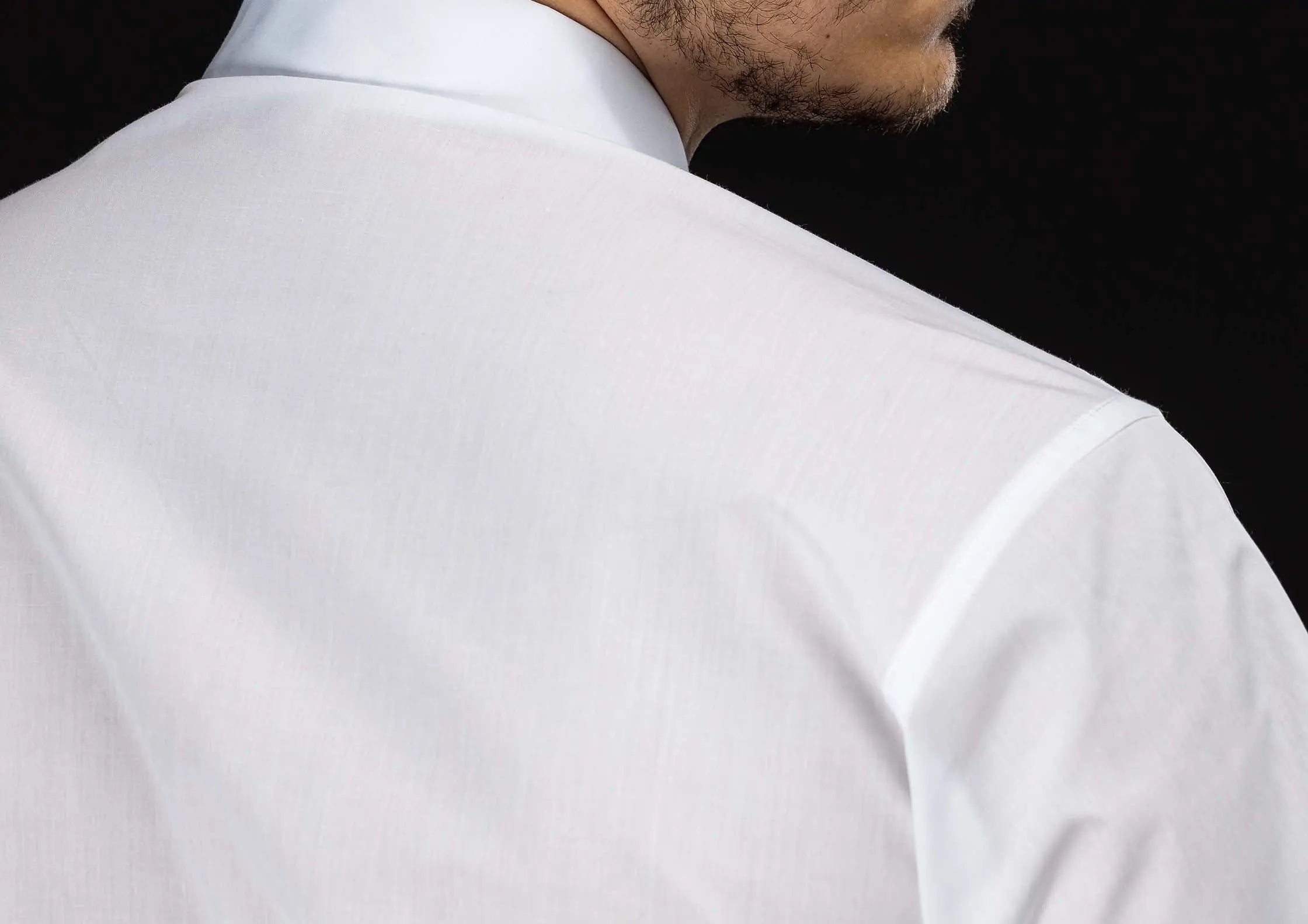 Chemise ecclésiastique blanche à manches courtes avec patte de col