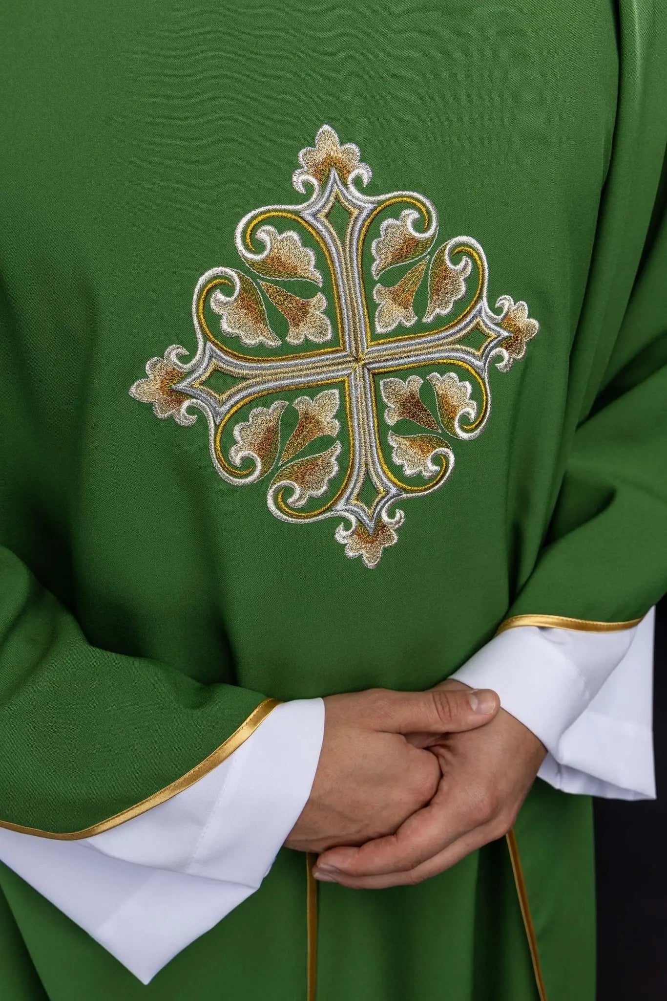Chasuble verte brodée avec Croix ornementale et large col