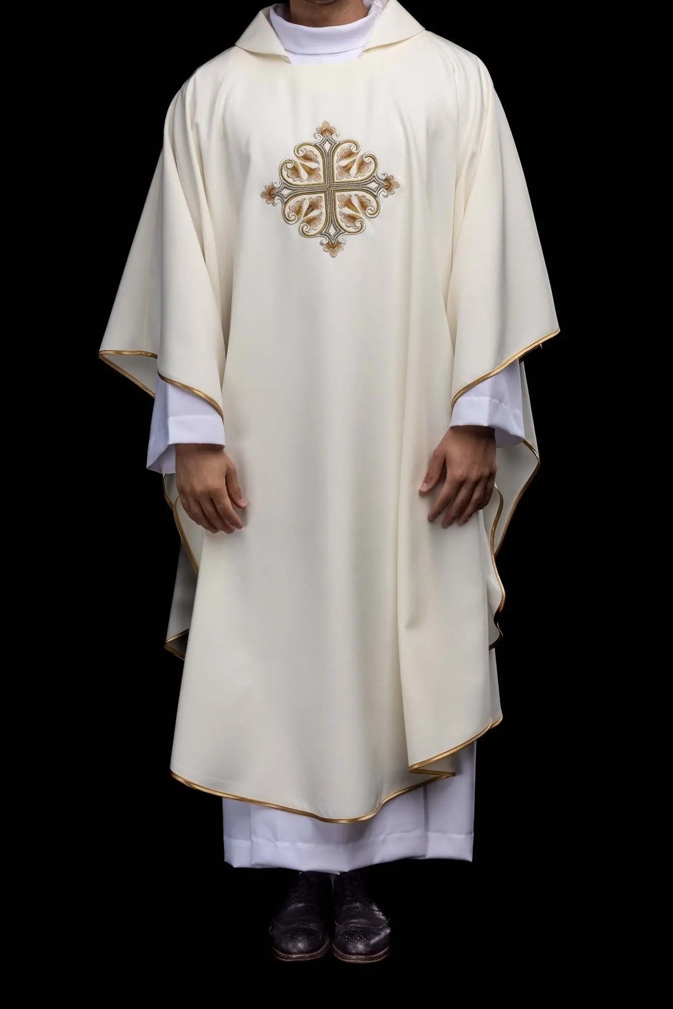 Chasuble écrue brodée avec Croix ornementale et large col