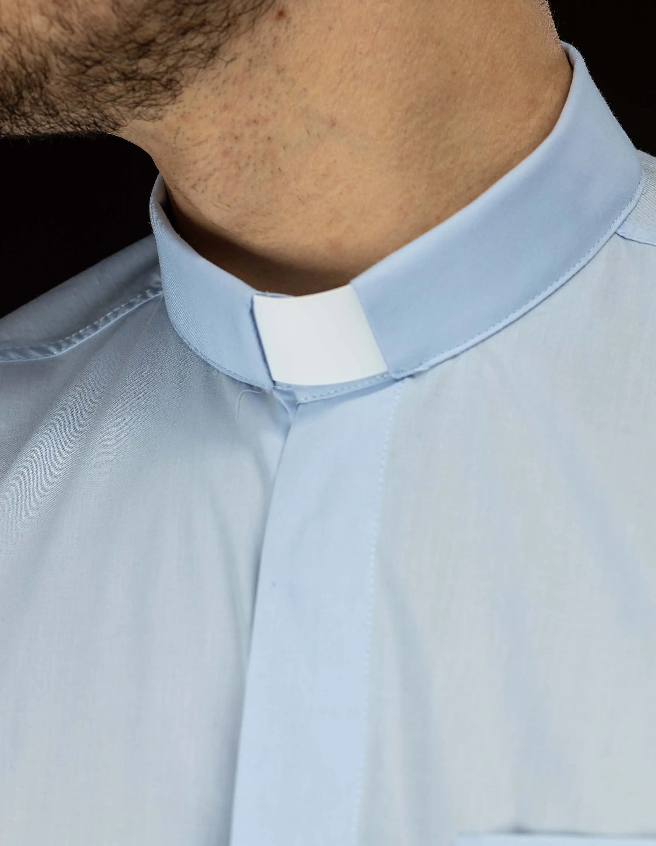 Chemise ecclésiastique bleue à manches longues avec patte de col