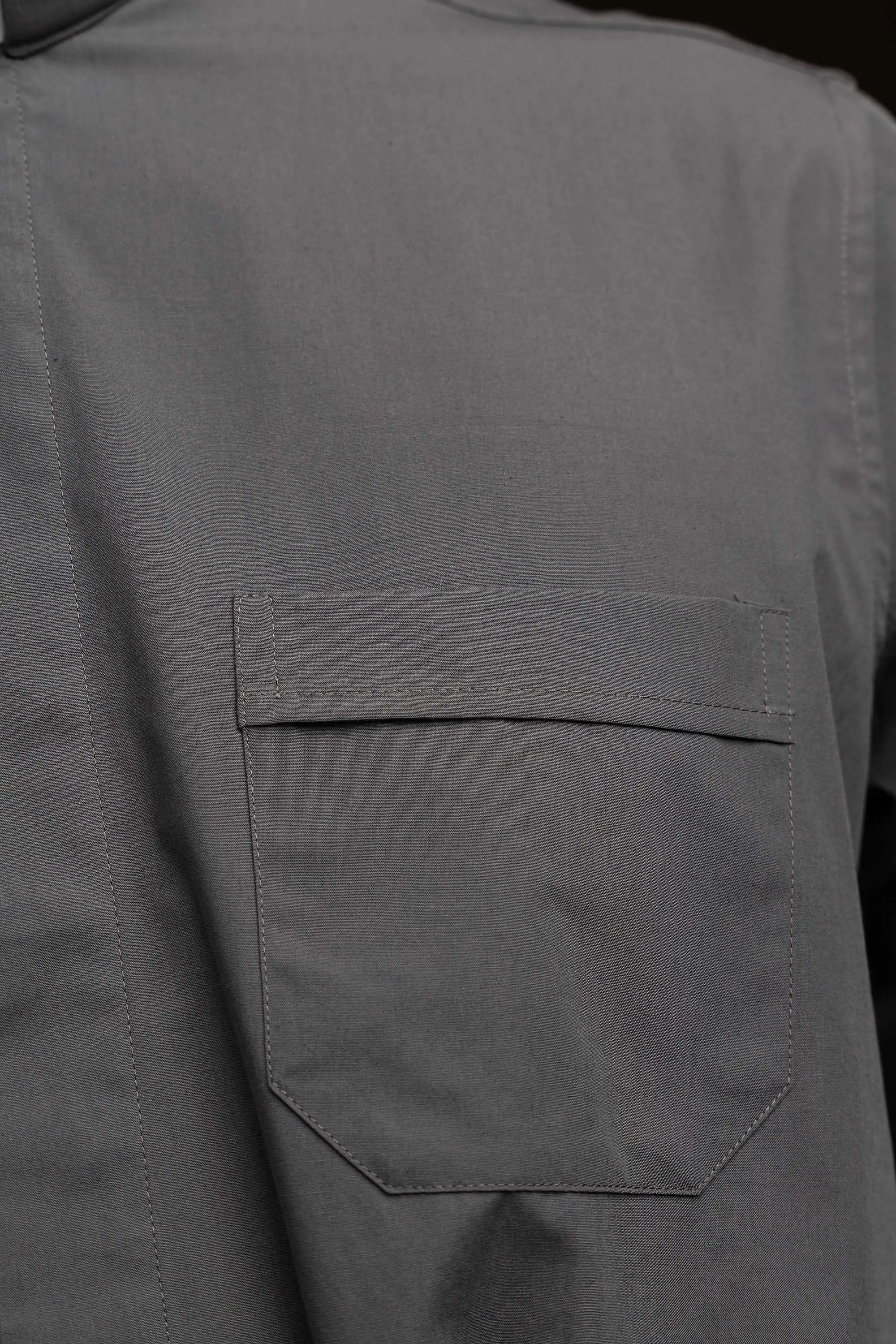 Chemise ecclésiastique gris foncé à manches longues avec patte de col