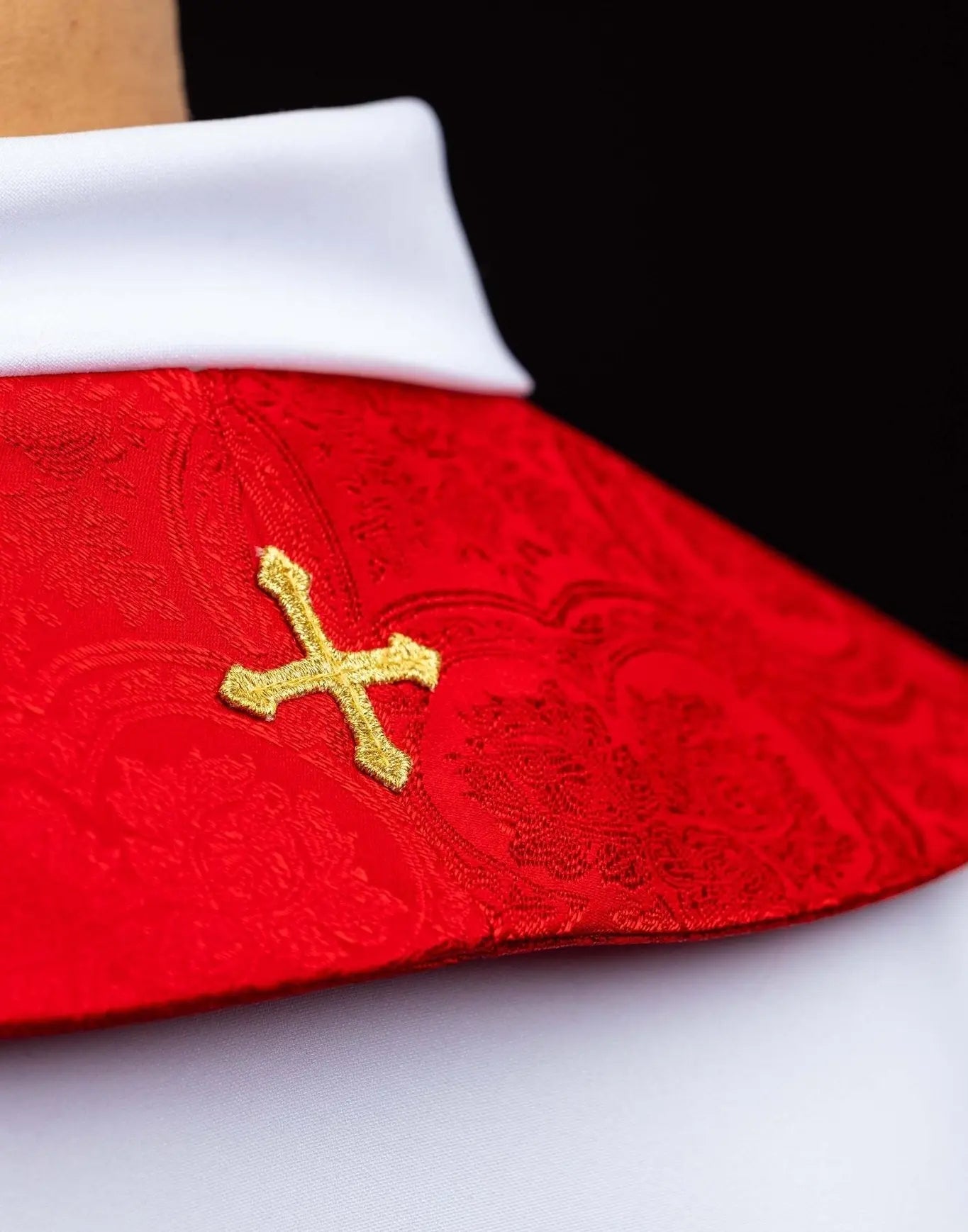 Étole rouge en jacquard avec Croix brodée
