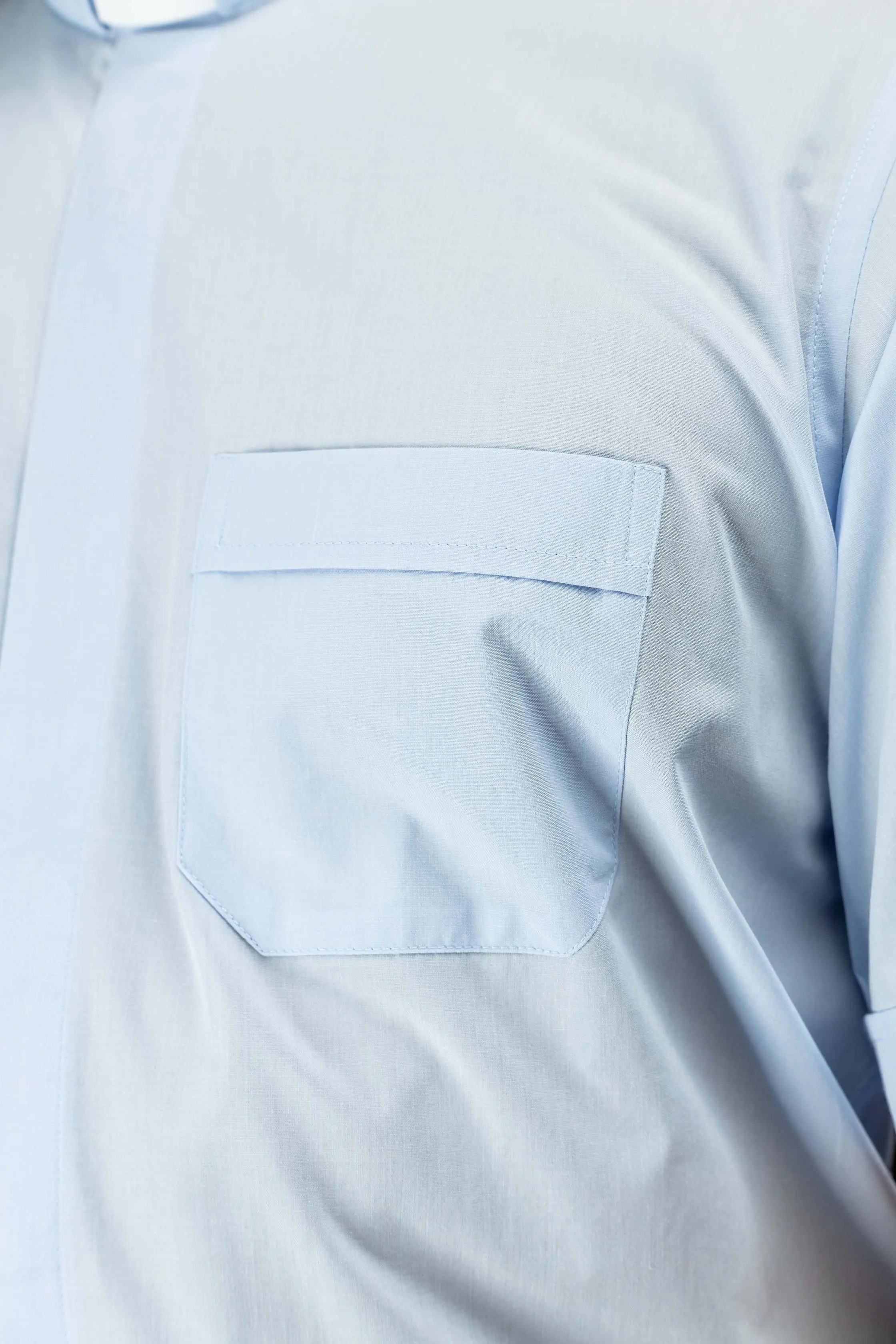 Chemise ecclésiastique bleue à manches courtes avec patte de col