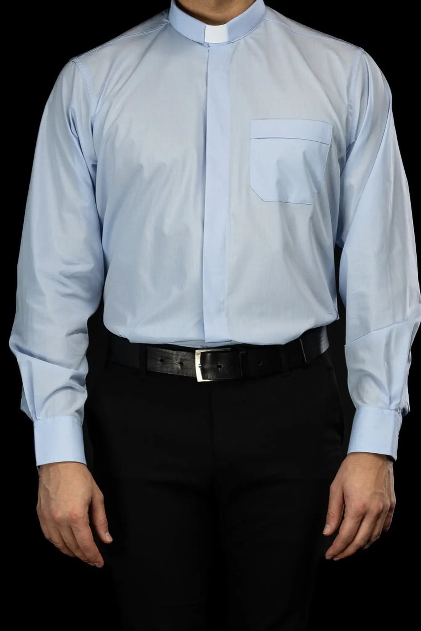 Chemise ecclésiastique bleue à manches longues avec patte de col