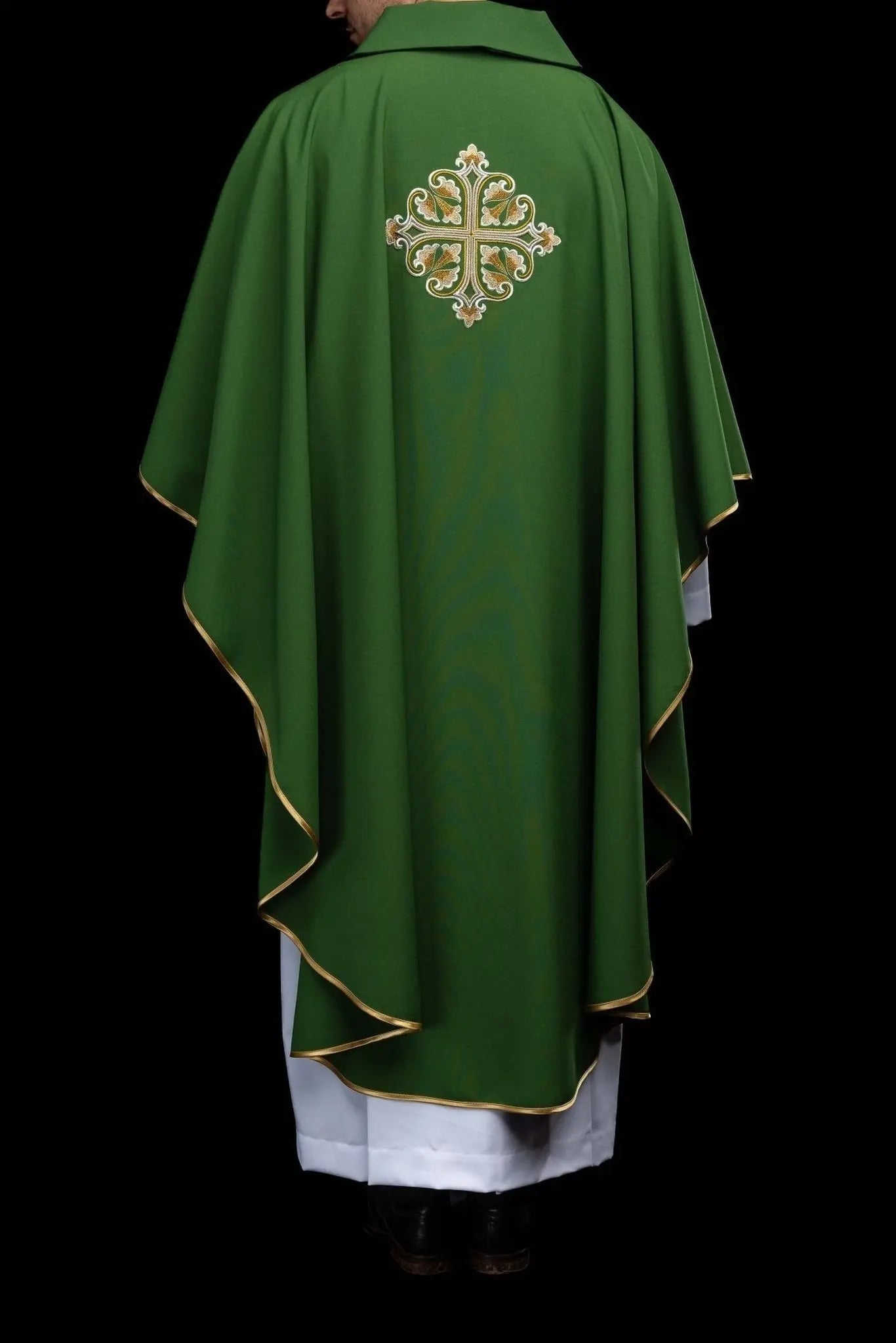 Chasuble verte brodée avec Croix ornementale et large col
