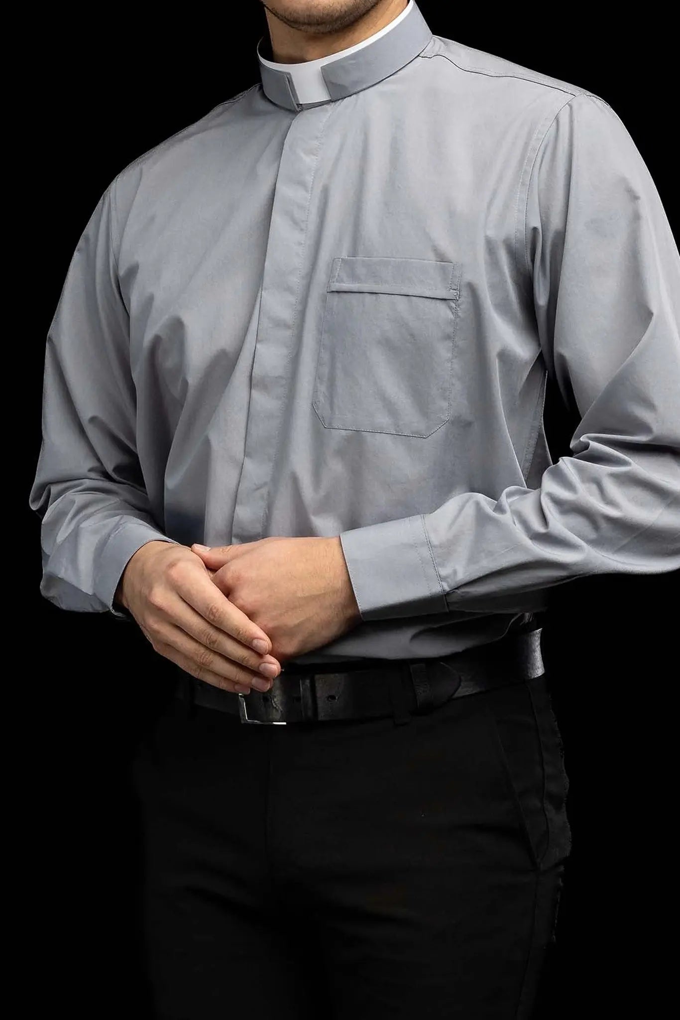 Chemise ecclésiastique romaine gris clair à manches longues avec patte de col