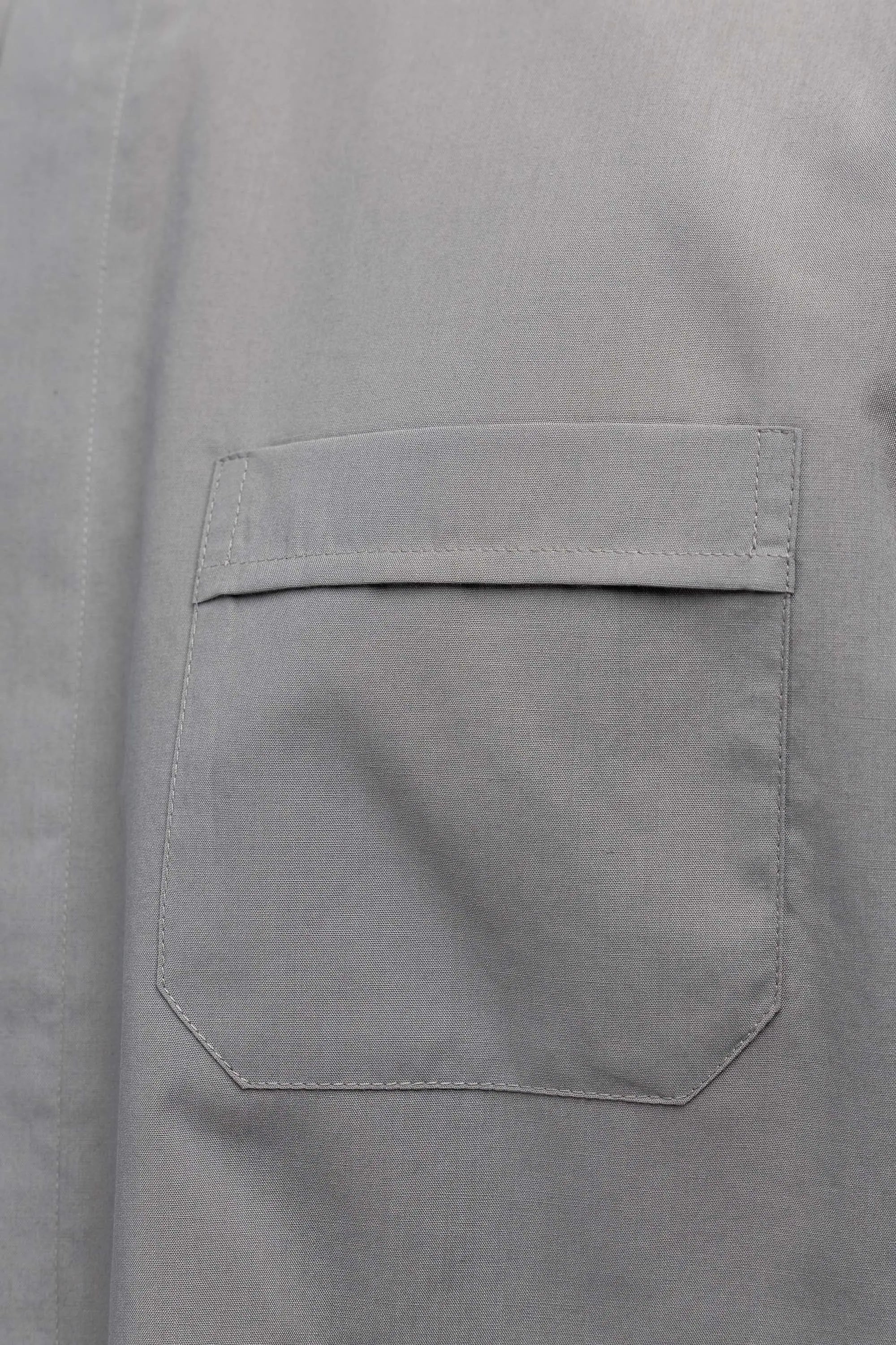 Chemise ecclésiastique gris clair manches courtes avec patte de col