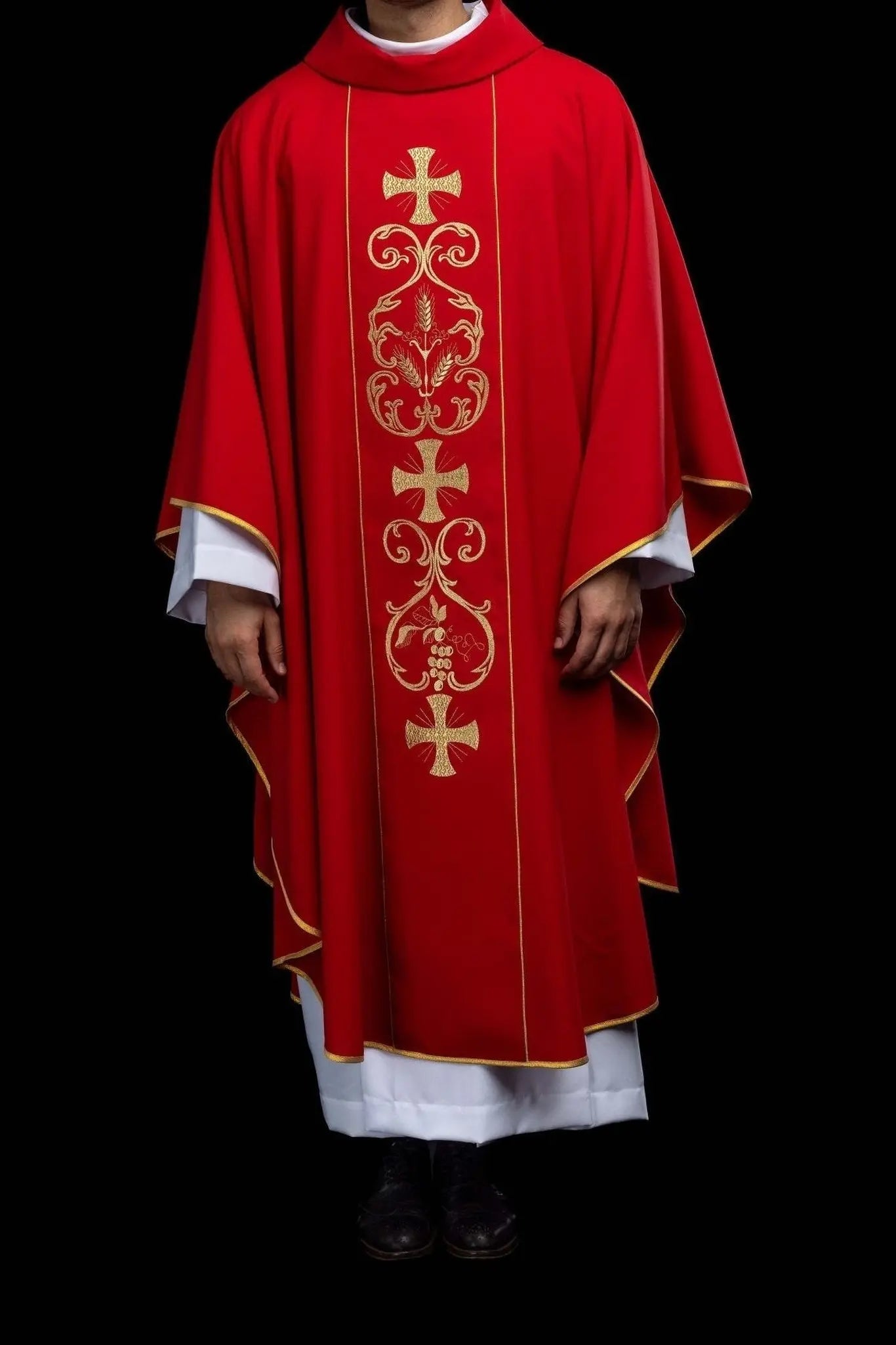 Chasuble liturgique rouge avec bande brodée