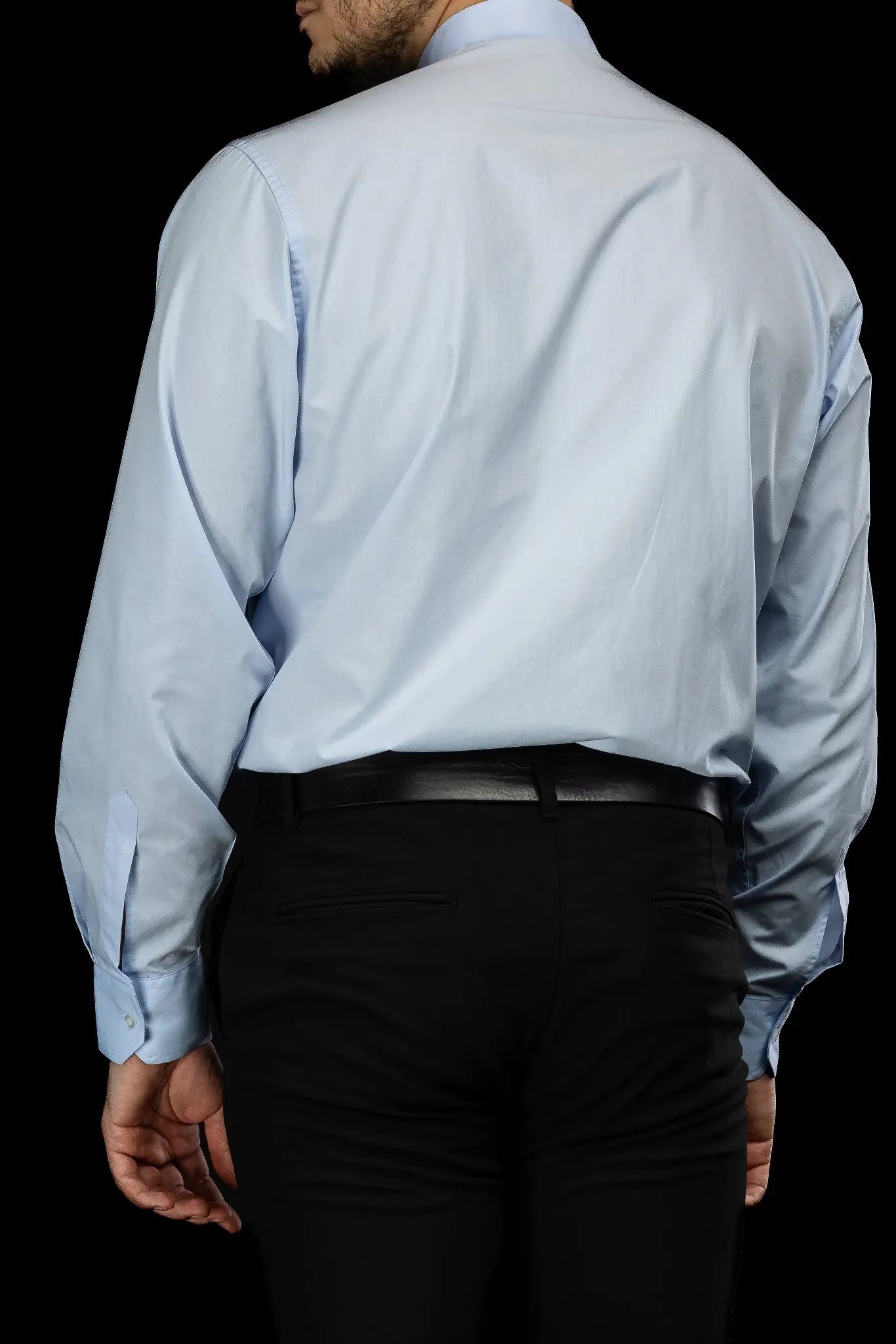 Chemise ecclésiastique bleue à manches longues avec patte de col