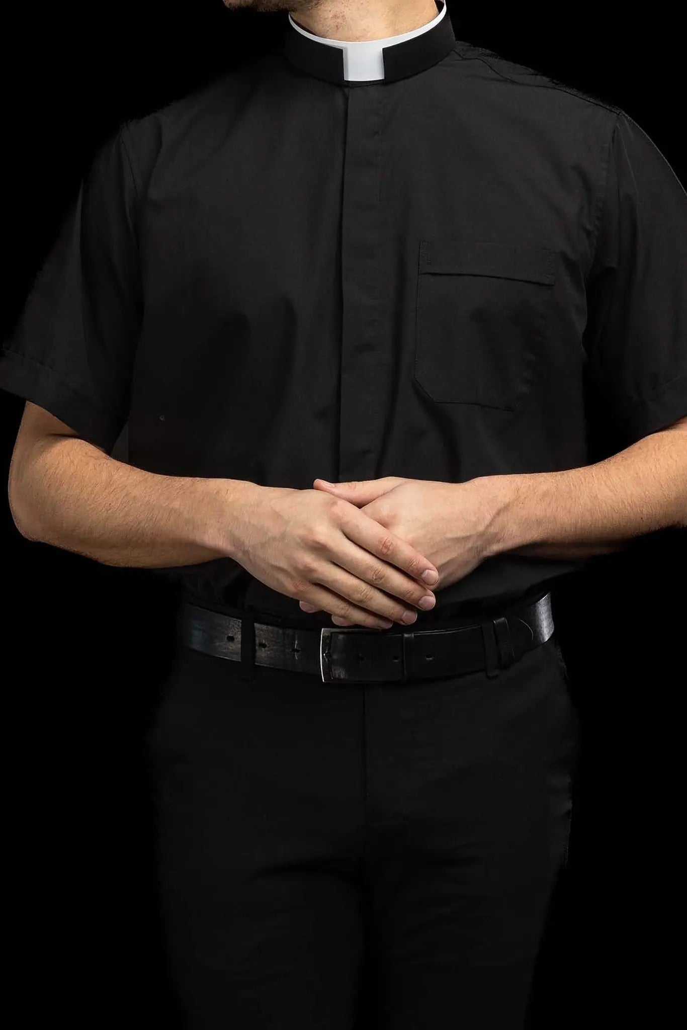 Chemise ecclésiastique romaine noire à manches courtes avec patte de col
