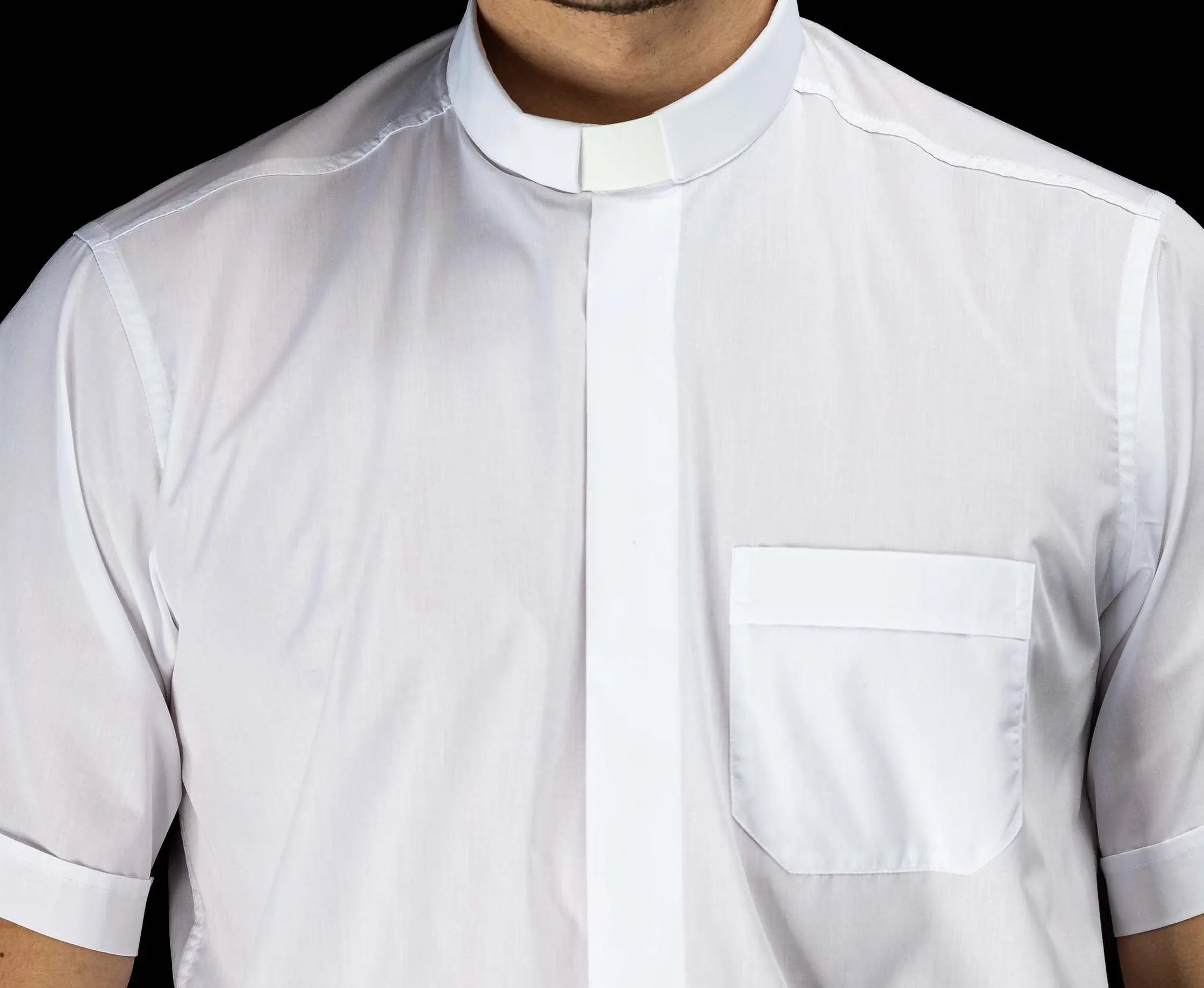 Chemise ecclésiastique blanche à manches courtes avec patte de col
