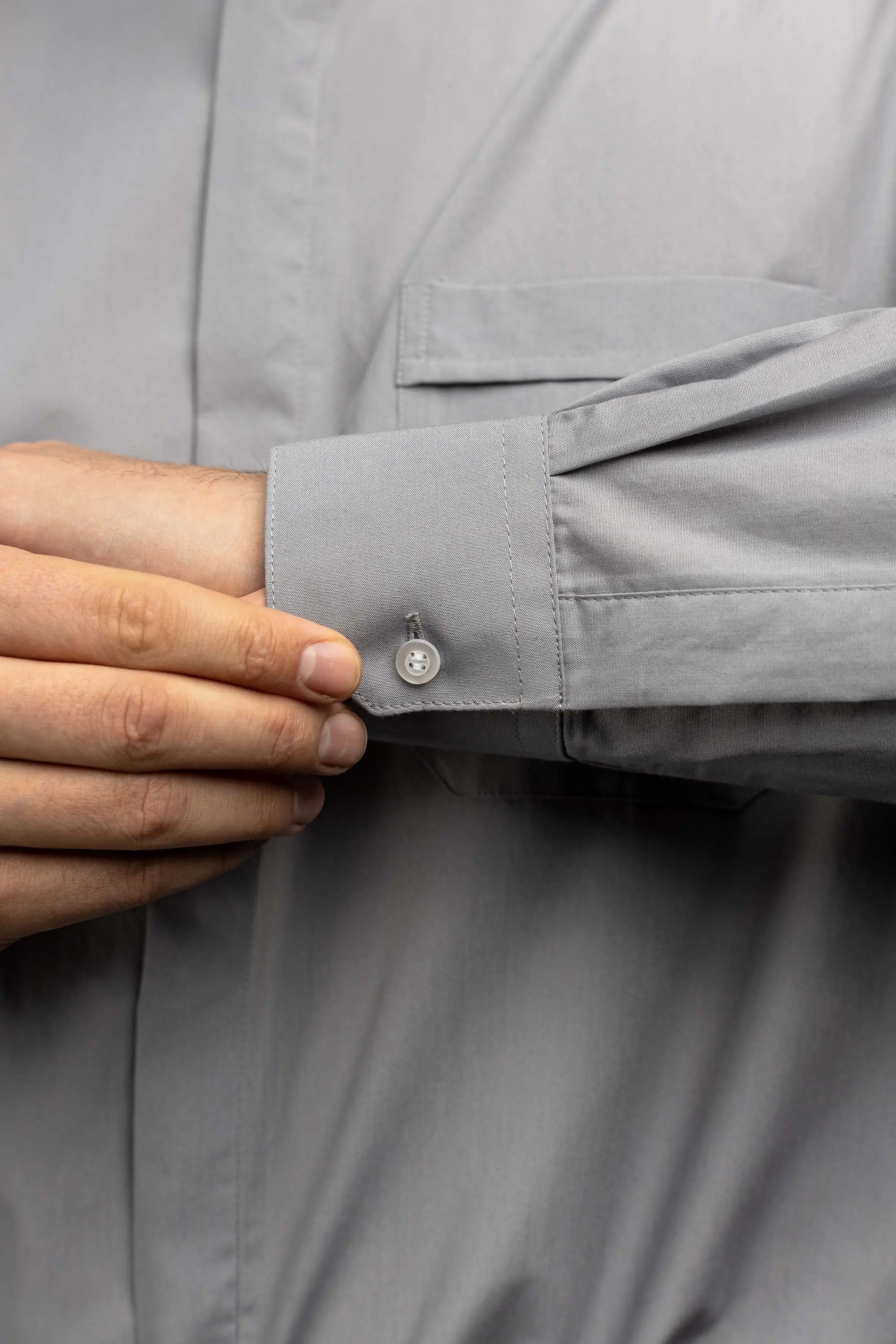 Chemise ecclésiastique romaine gris clair à manches longues avec patte de col