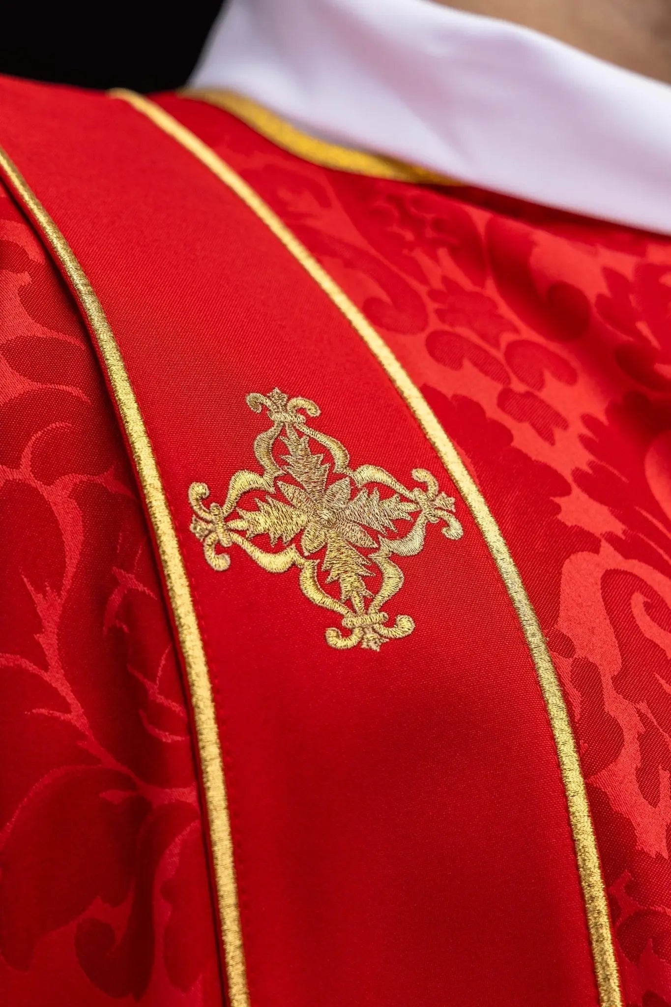Dalmatique jacquard rouge avec broderie de Croix dorée