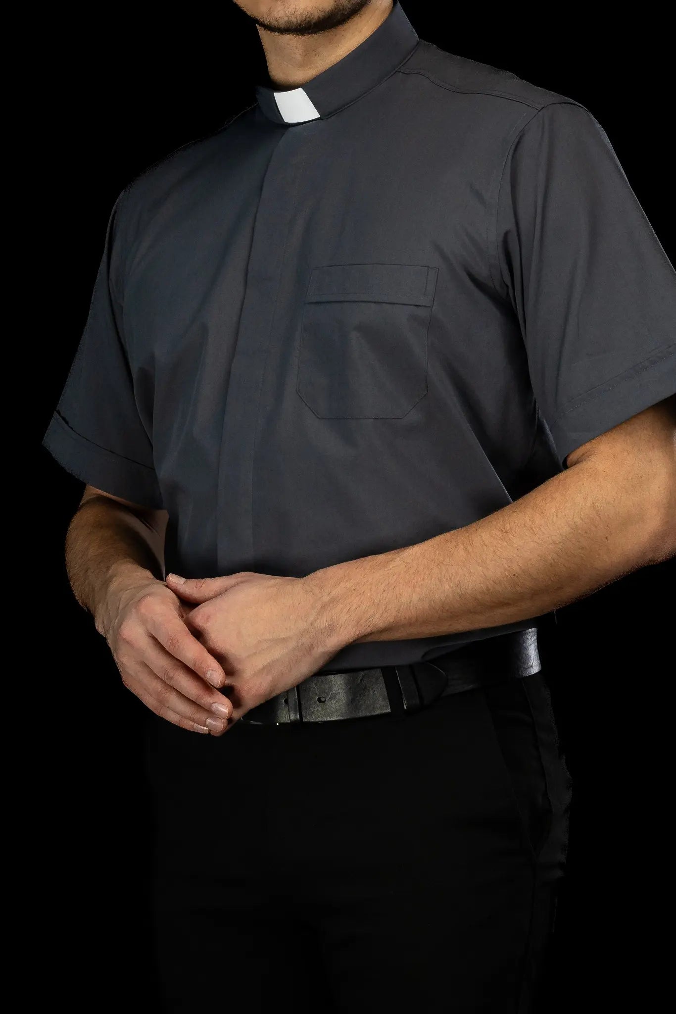 Chemise ecclésiastique gris foncé à manches courtes avec patte de col