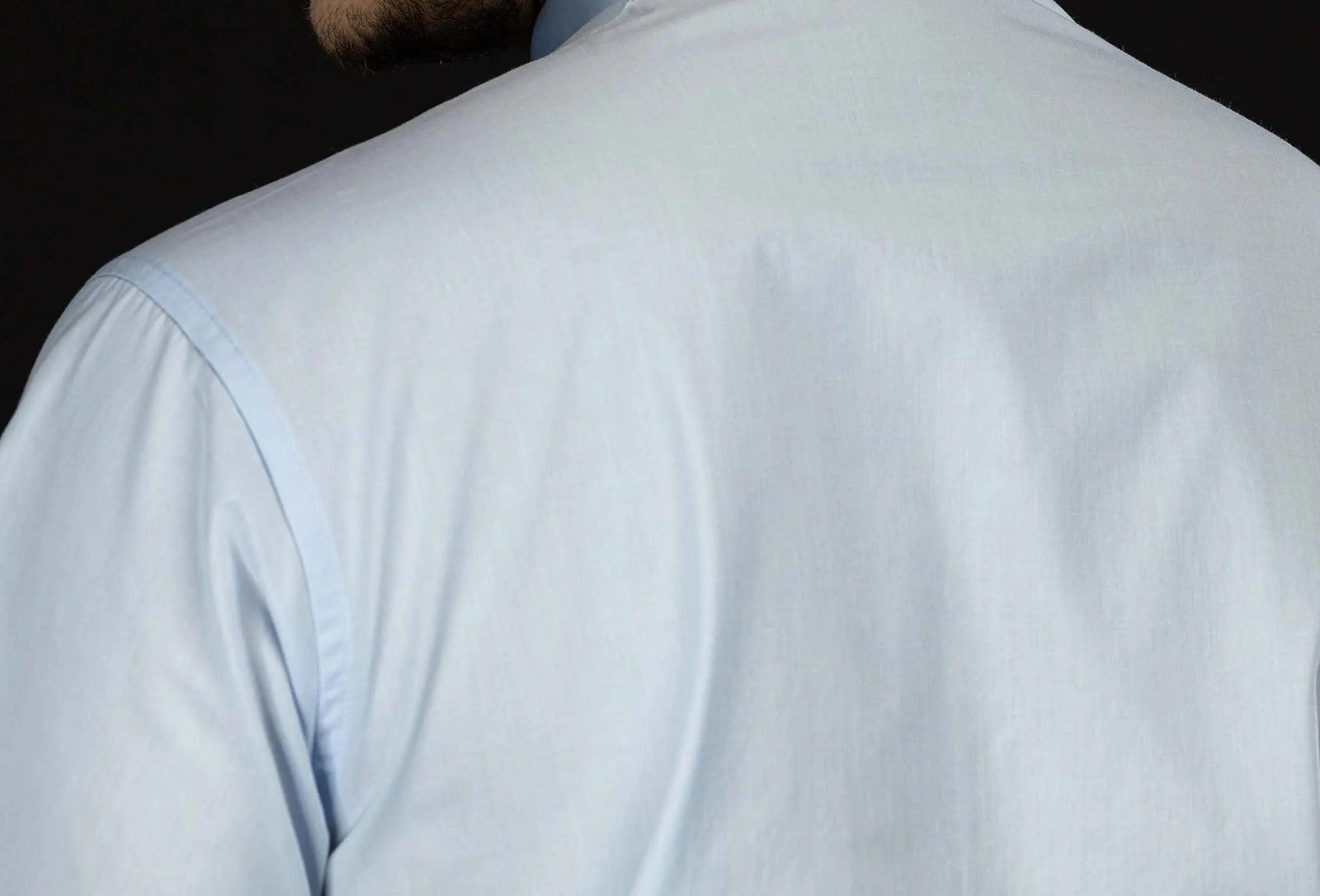 Chemise ecclésiastique bleue à manches courtes avec patte de col