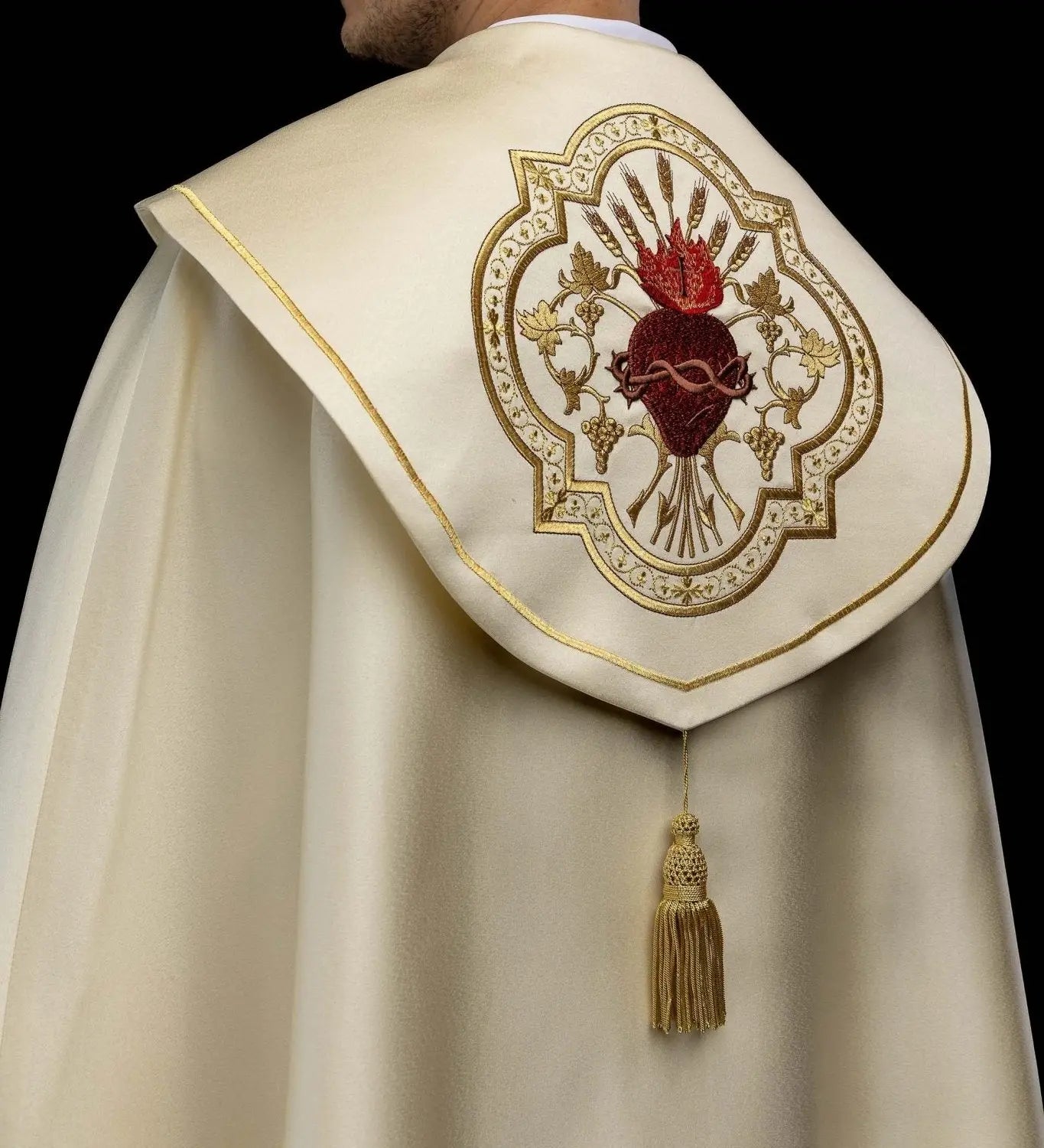 Chape liturgique avec broderie du Sacré-Cœur de Jésus