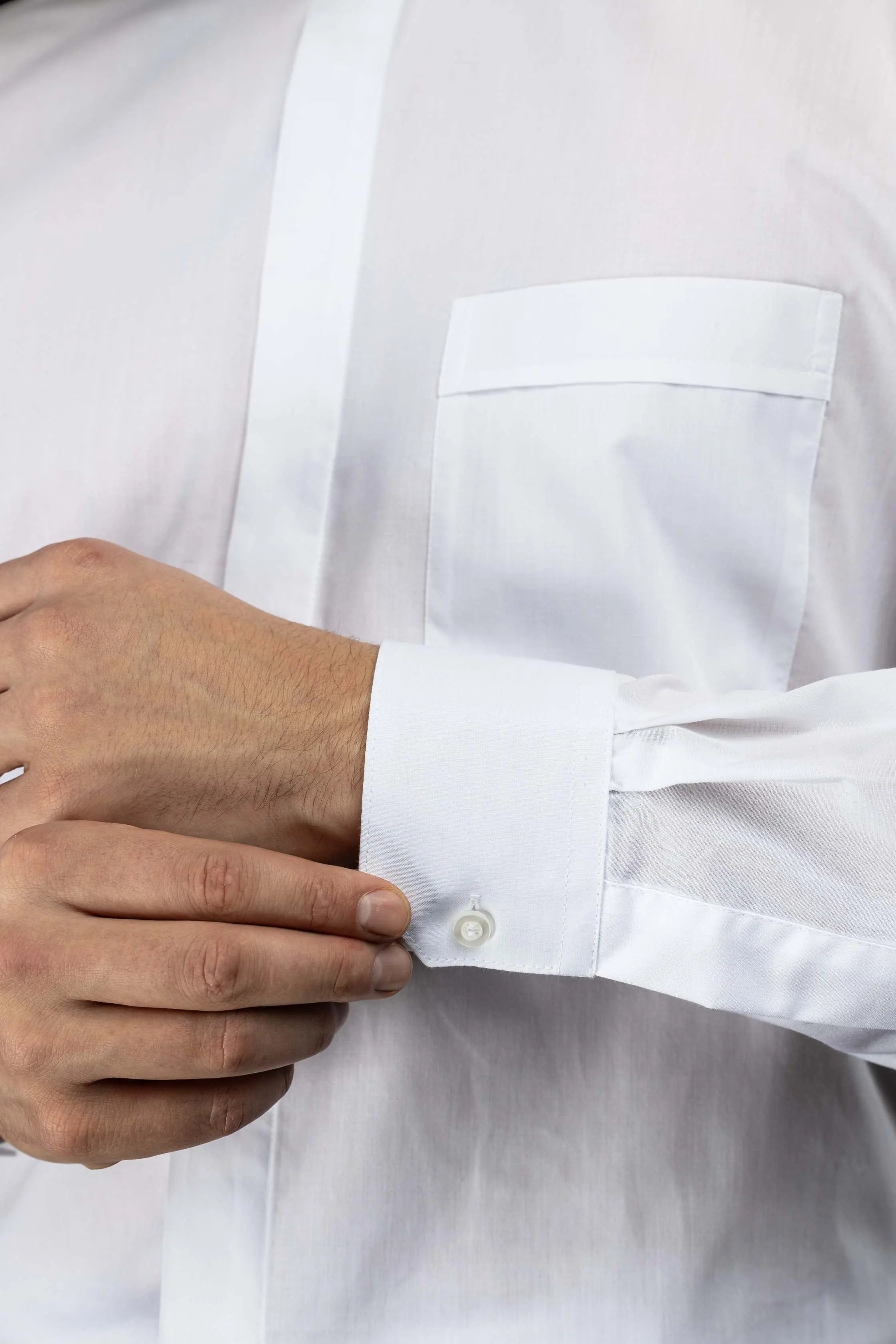 Chemise ecclésiastique romaine blanche à manches longues avec patte de col