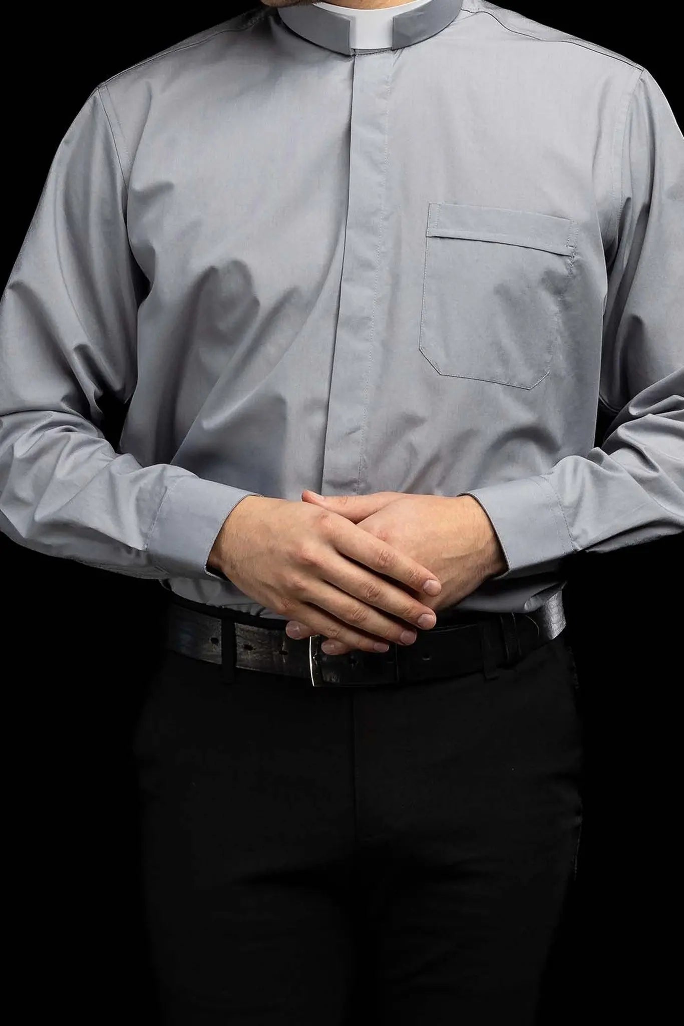 Chemise ecclésiastique romaine gris clair à manches longues avec patte de col