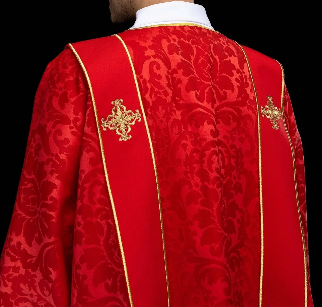 Dalmatique jacquard rouge avec broderie de Croix dorée