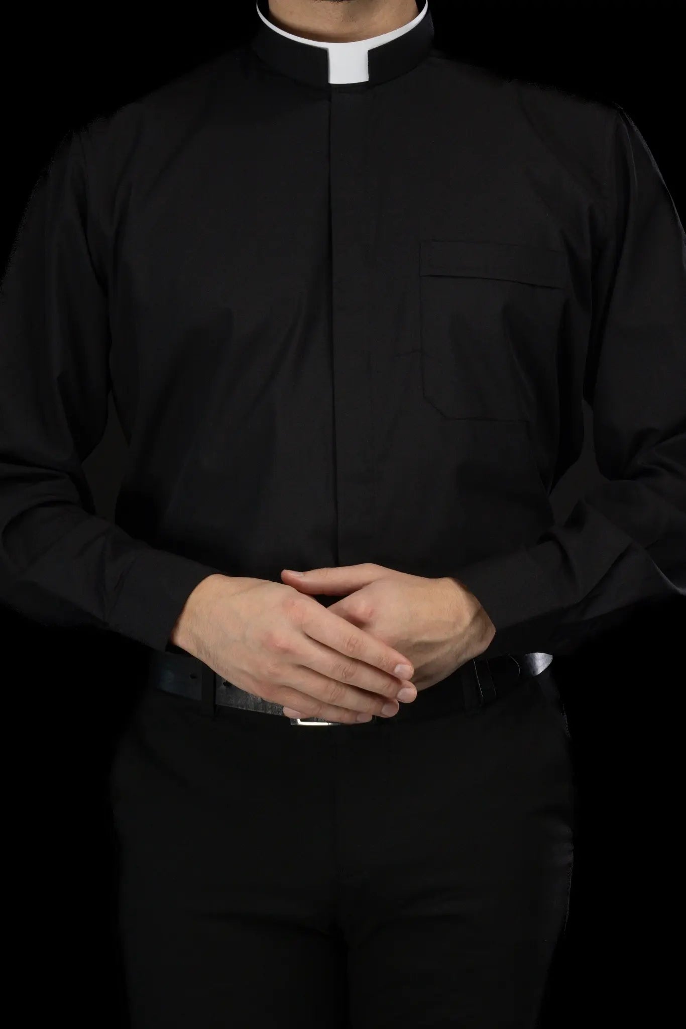 Chemise ecclésiastique romaine noire à manches longues avec patte de col