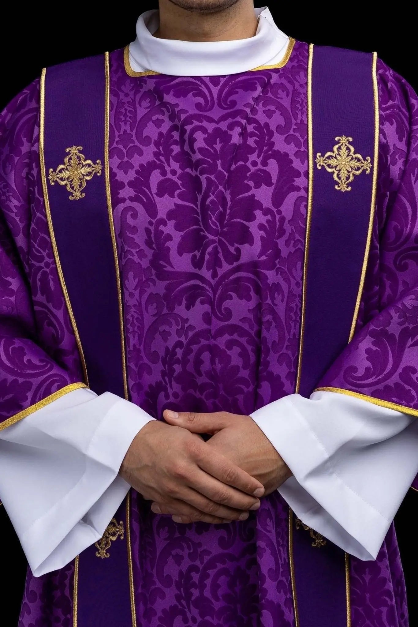 Dalmatique jacquard violet avec broderie de Croix dorée