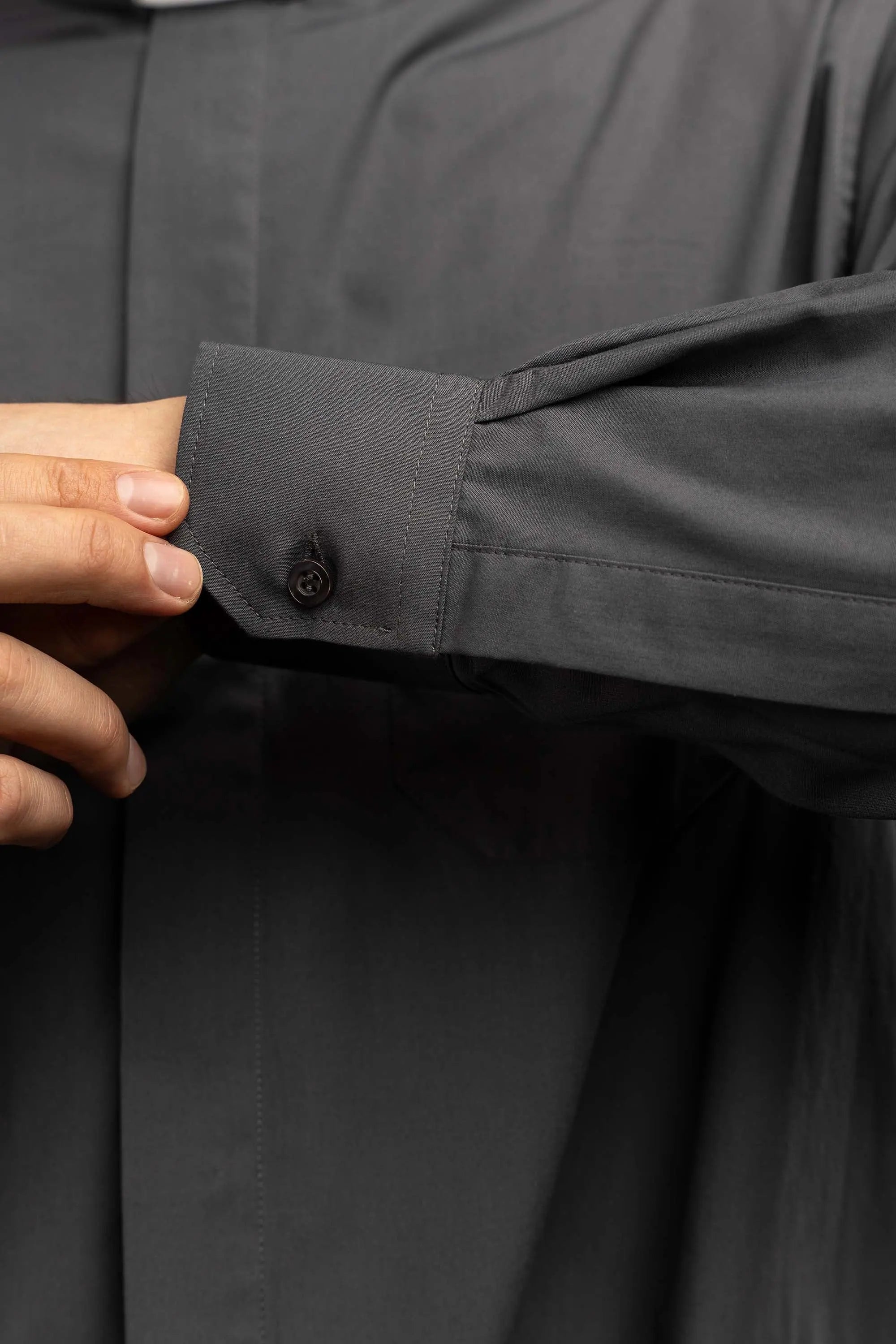 Chemise ecclésiastique gris foncé à manches longues avec patte de col
