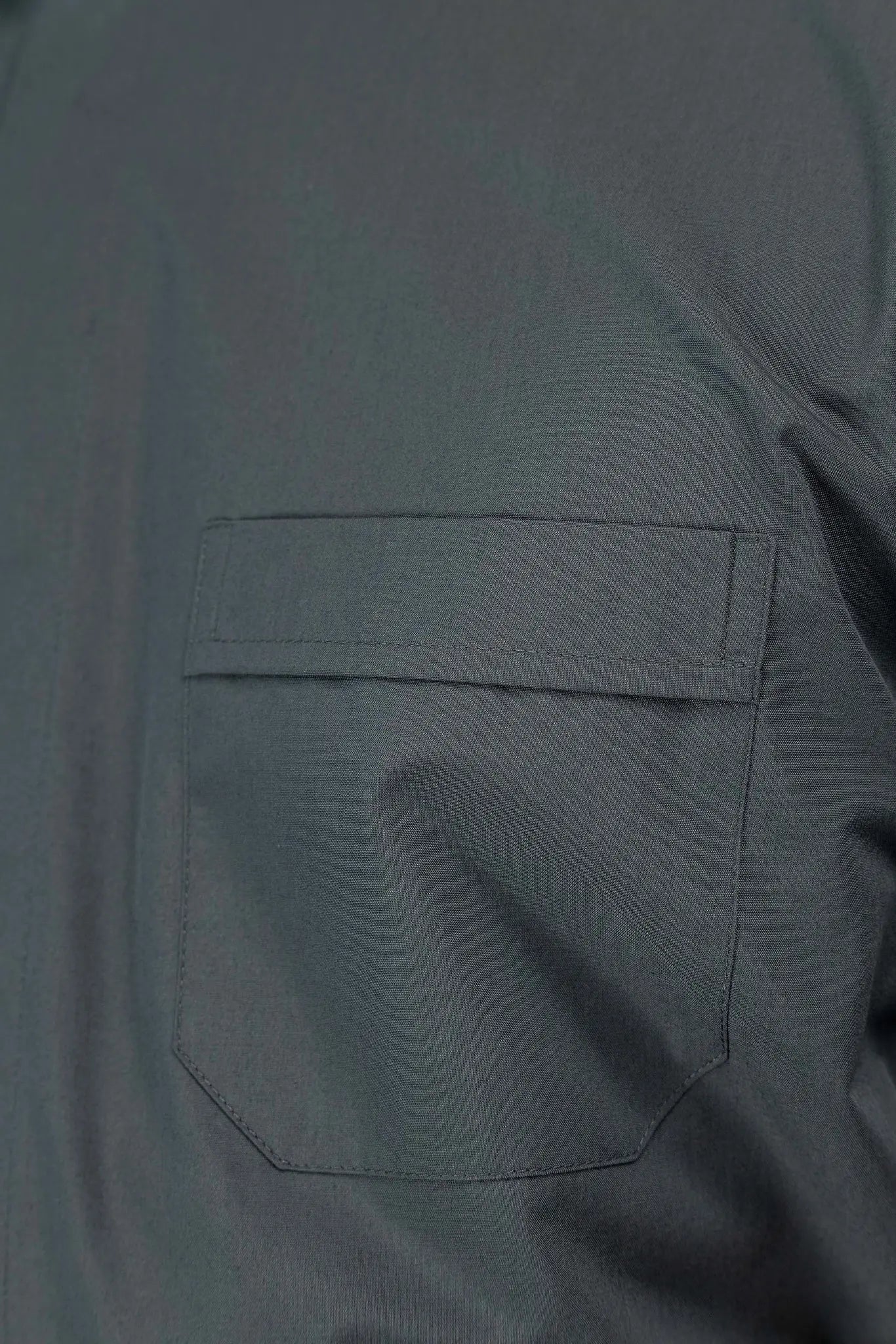 Chemise ecclésiastique gris foncé à manches courtes avec patte de col