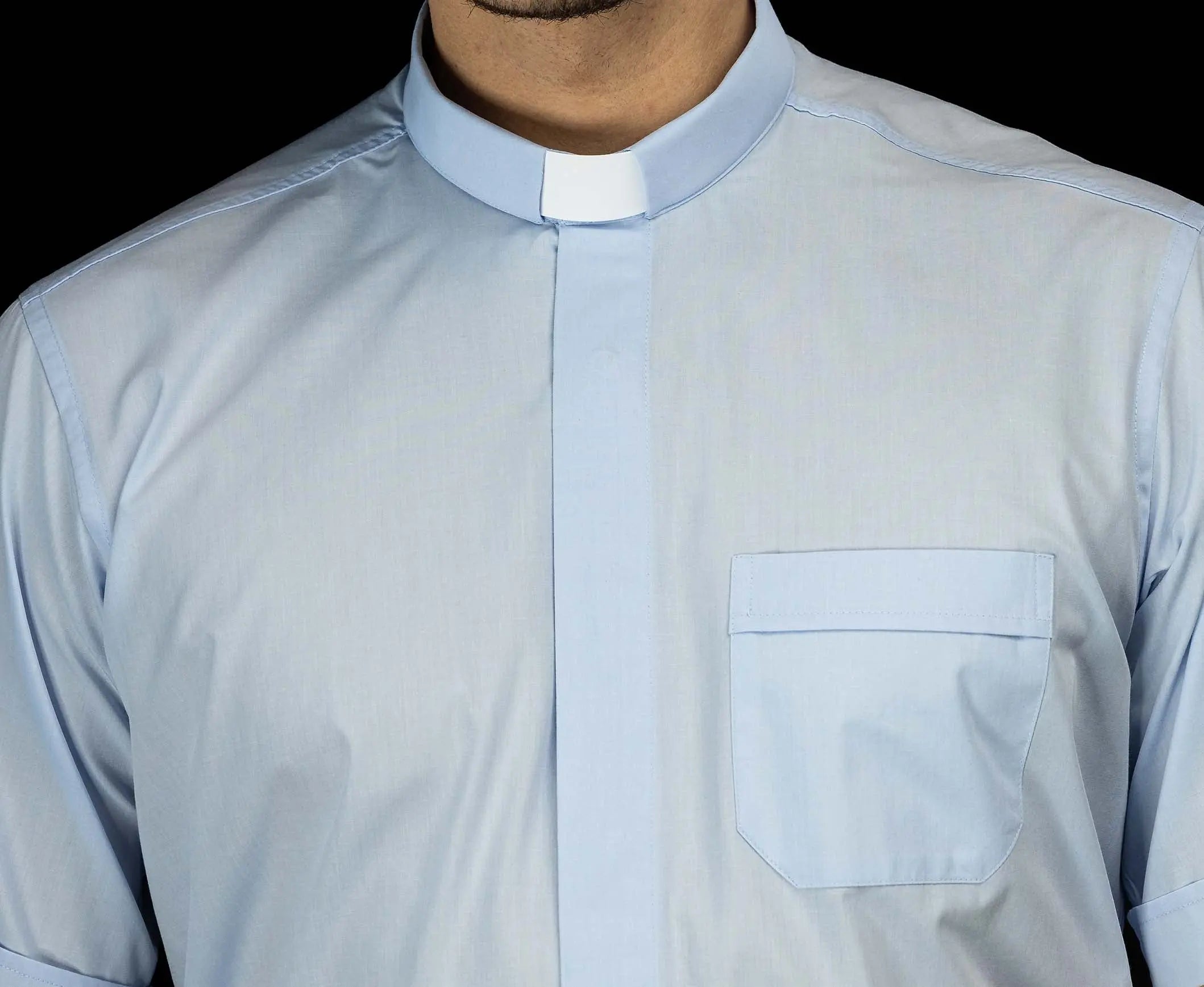 Chemise ecclésiastique bleue à manches courtes avec patte de col