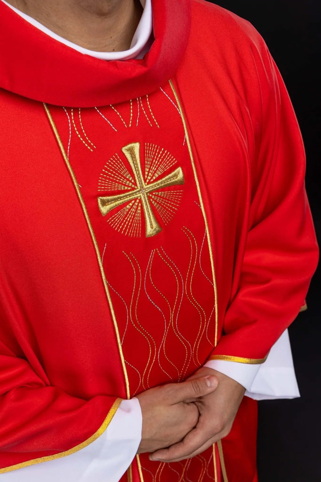 Chasuble rouge brodée avec Croix