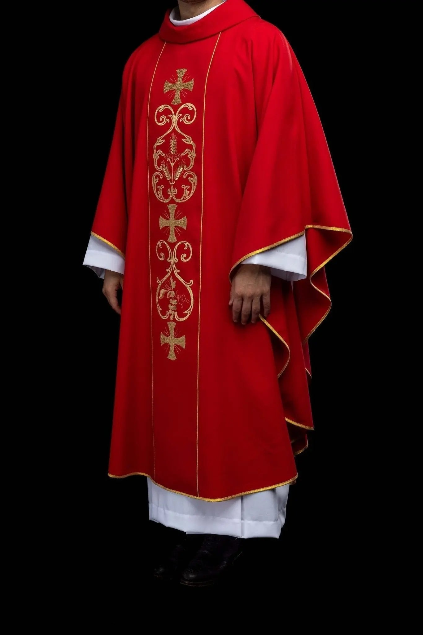 Chasuble liturgique rouge avec bande brodée