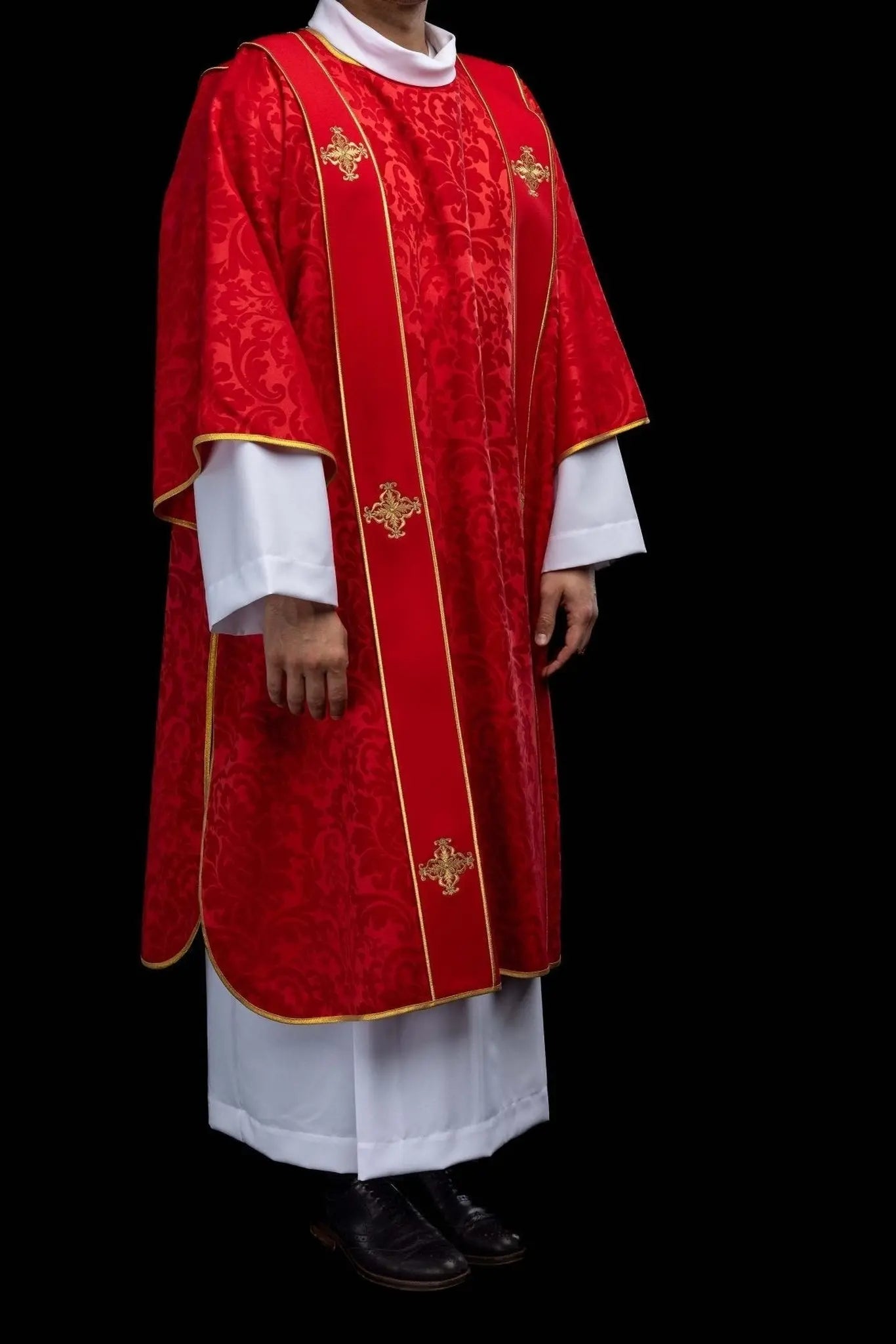 Dalmatique jacquard rouge avec broderie de Croix dorée