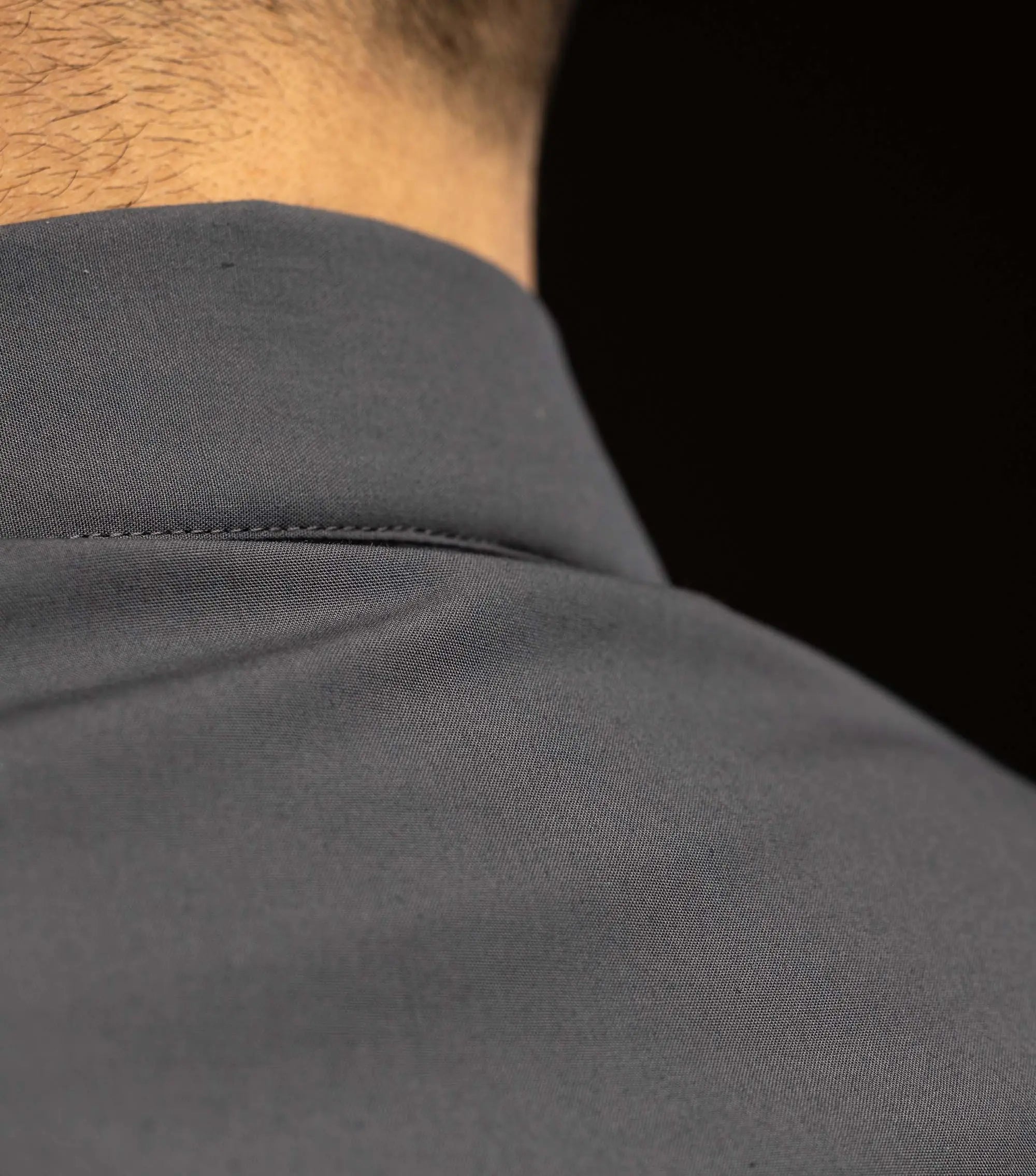 Chemise ecclésiastique gris foncé à manches longues avec patte de col