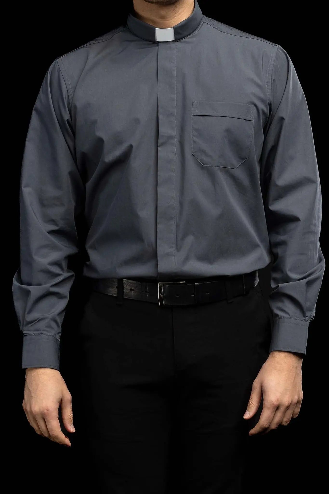 Chemise ecclésiastique gris foncé à manches longues avec patte de col