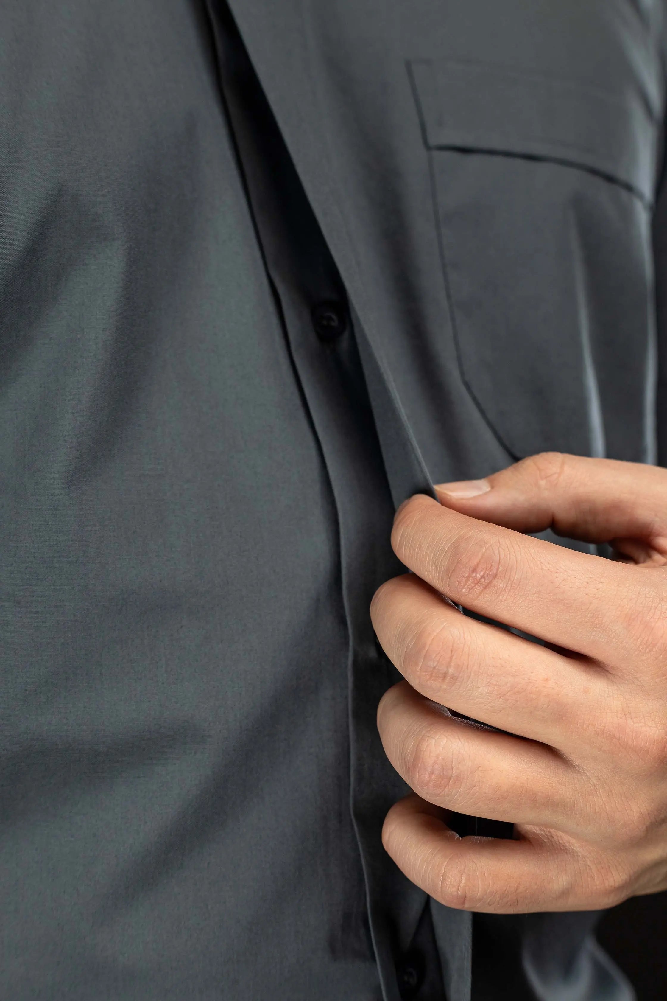 Chemise ecclésiastique gris foncé à manches courtes avec patte de col