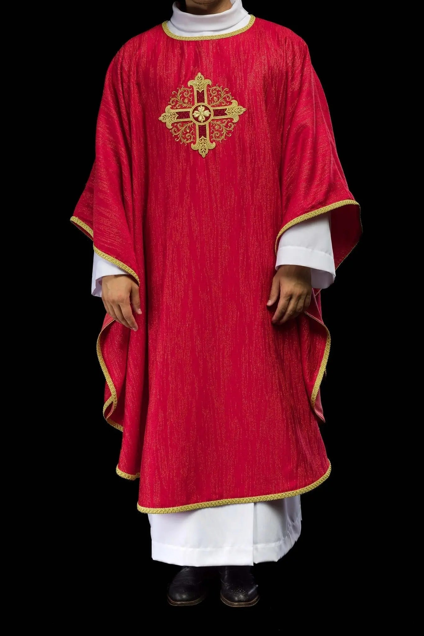 Chasuble rouge avec motif de croix brodée sur tissu décoratif