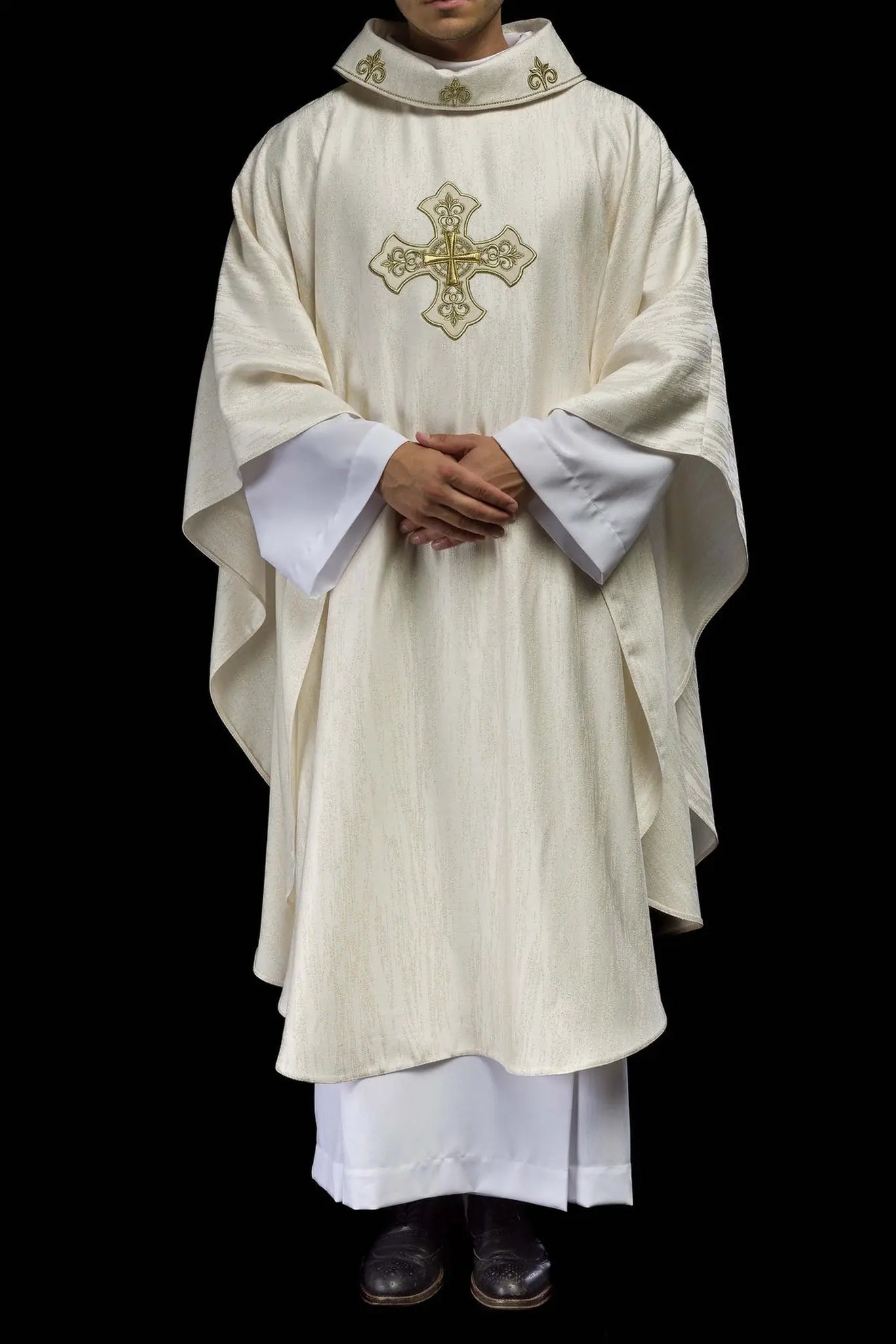 Chasuble liturgique écrue avec un motif de croix brodé sur tissu décoratif