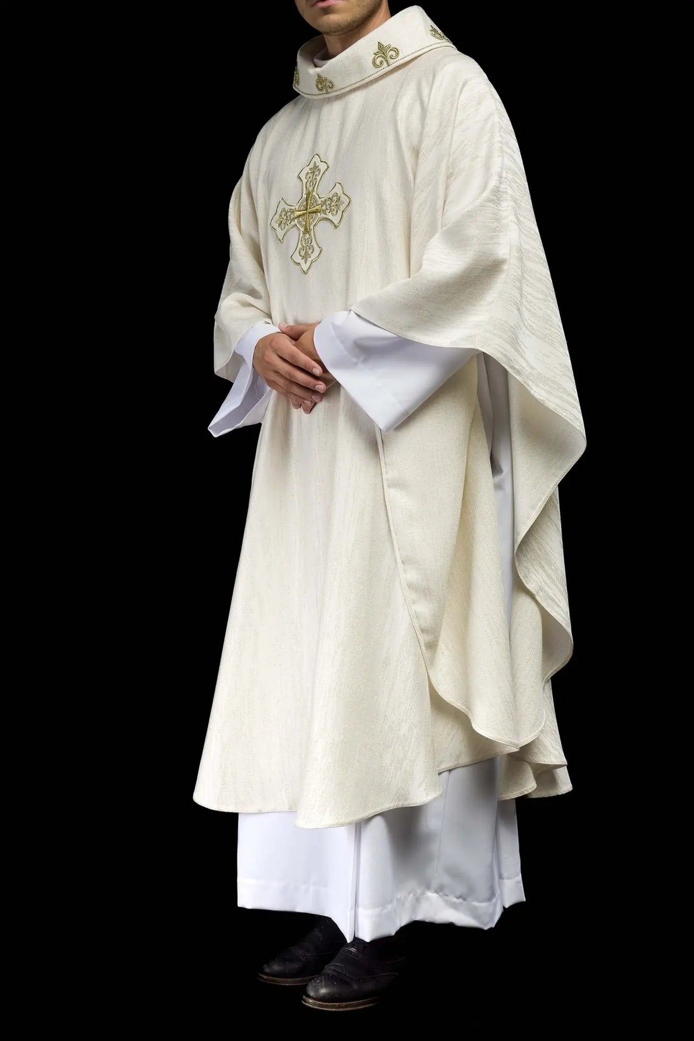 Chasuble liturgique écrue avec un motif de croix brodé sur tissu décoratif