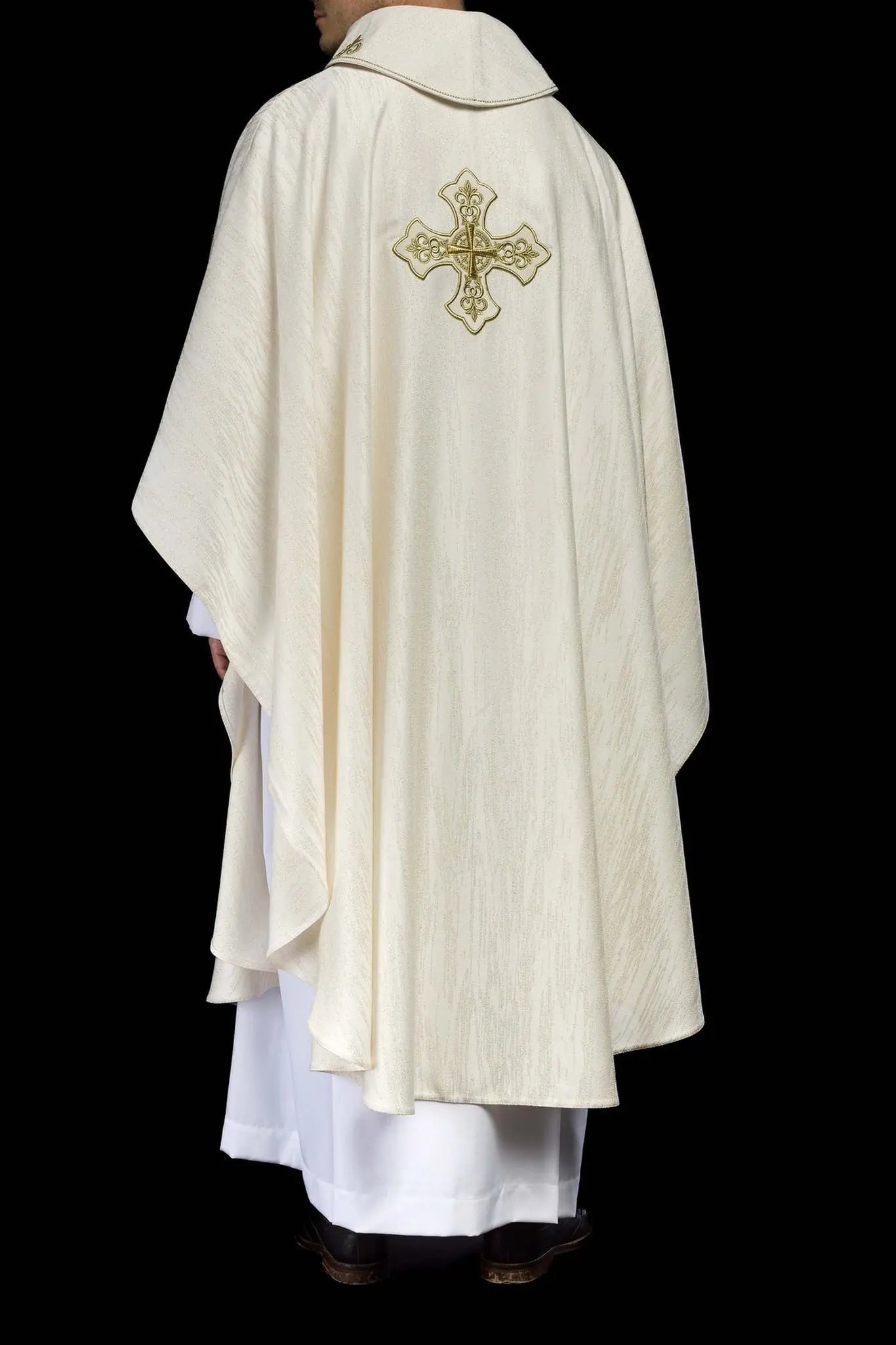 Chasuble liturgique écrue avec un motif de croix brodé sur tissu décoratif
