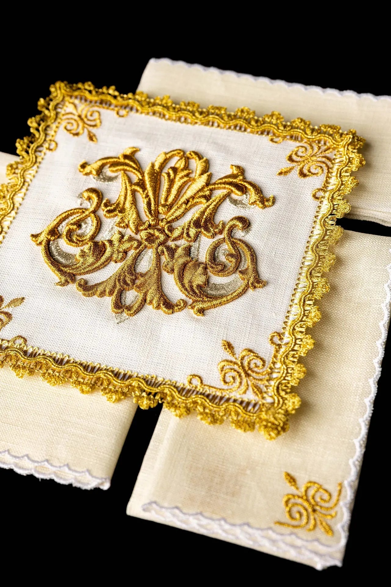 Lin blanc de calice brodé marial Ornements dorés LEN
